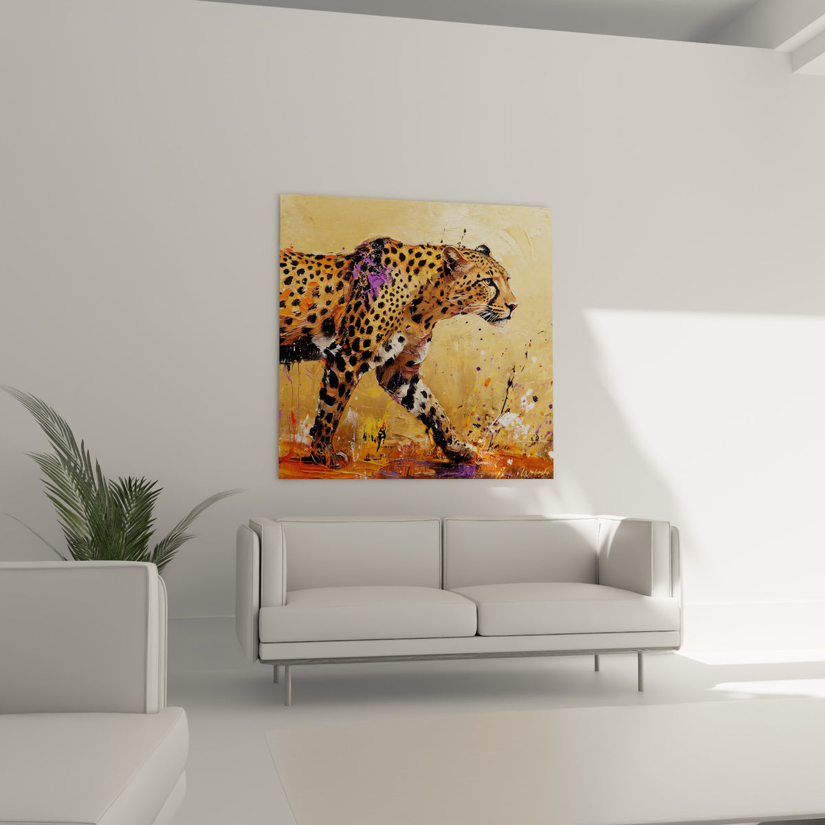 Guépard orangé et pourpre saisi en mouvement, disposé au-dessus d'un canapé dans un salon lumineux