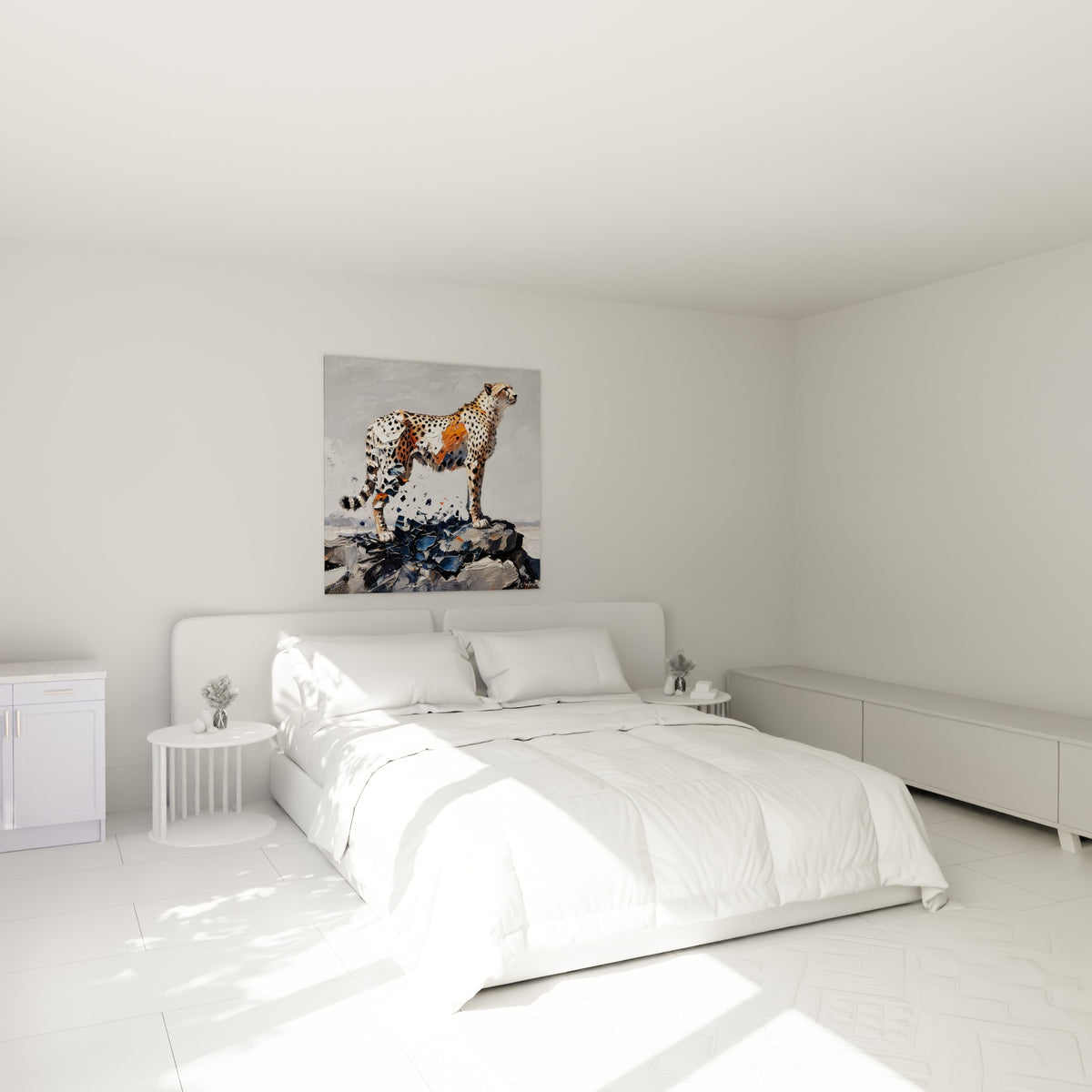 Animal tacheté ocre et gris peint avec éclats minéraux, accroché au-dessus d'un lit dans une chambre claire