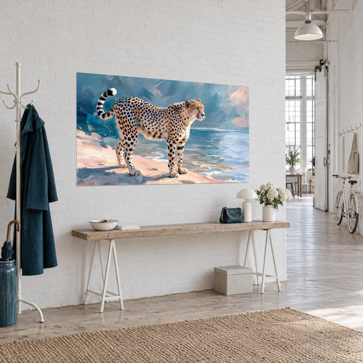 Tableau guépard doré en pose de profil, queue annelée dressée, ciel bleu pétrole, sur un mur blanc de loft d'artiste