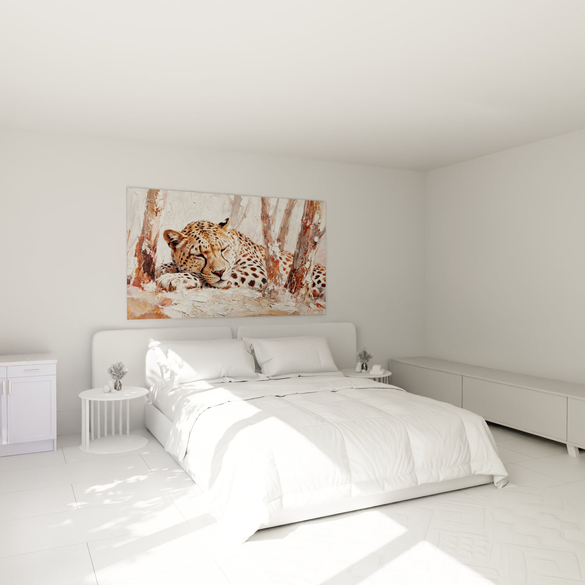 Guépard fauve au repos, taches brunes et fond blanc crayeux, au-dessus d'un lit dans une chambre claire