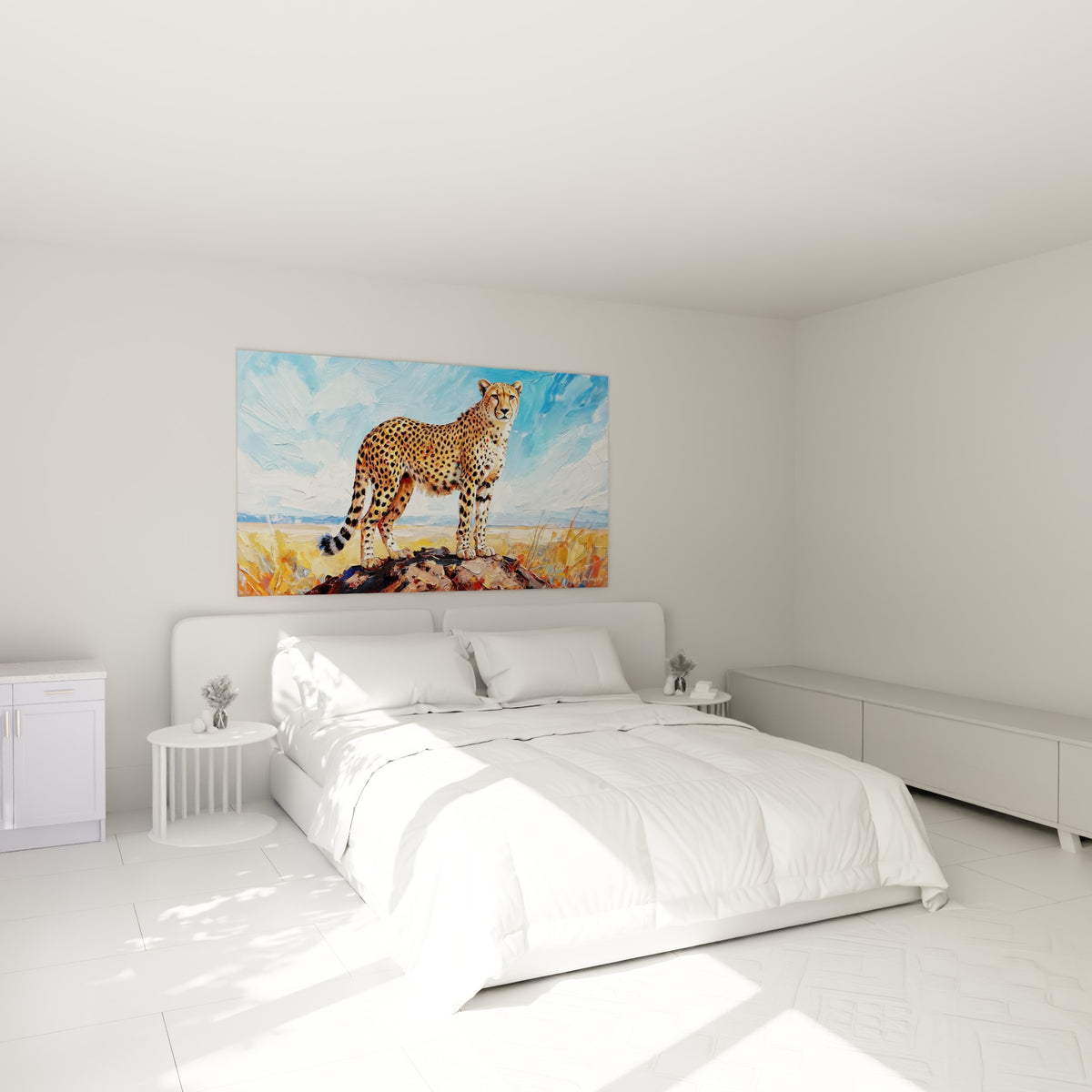 Félin ocre au regard fixe accroché au-dessus d'un lit dans une chambre claire, ciel bleu et brun.