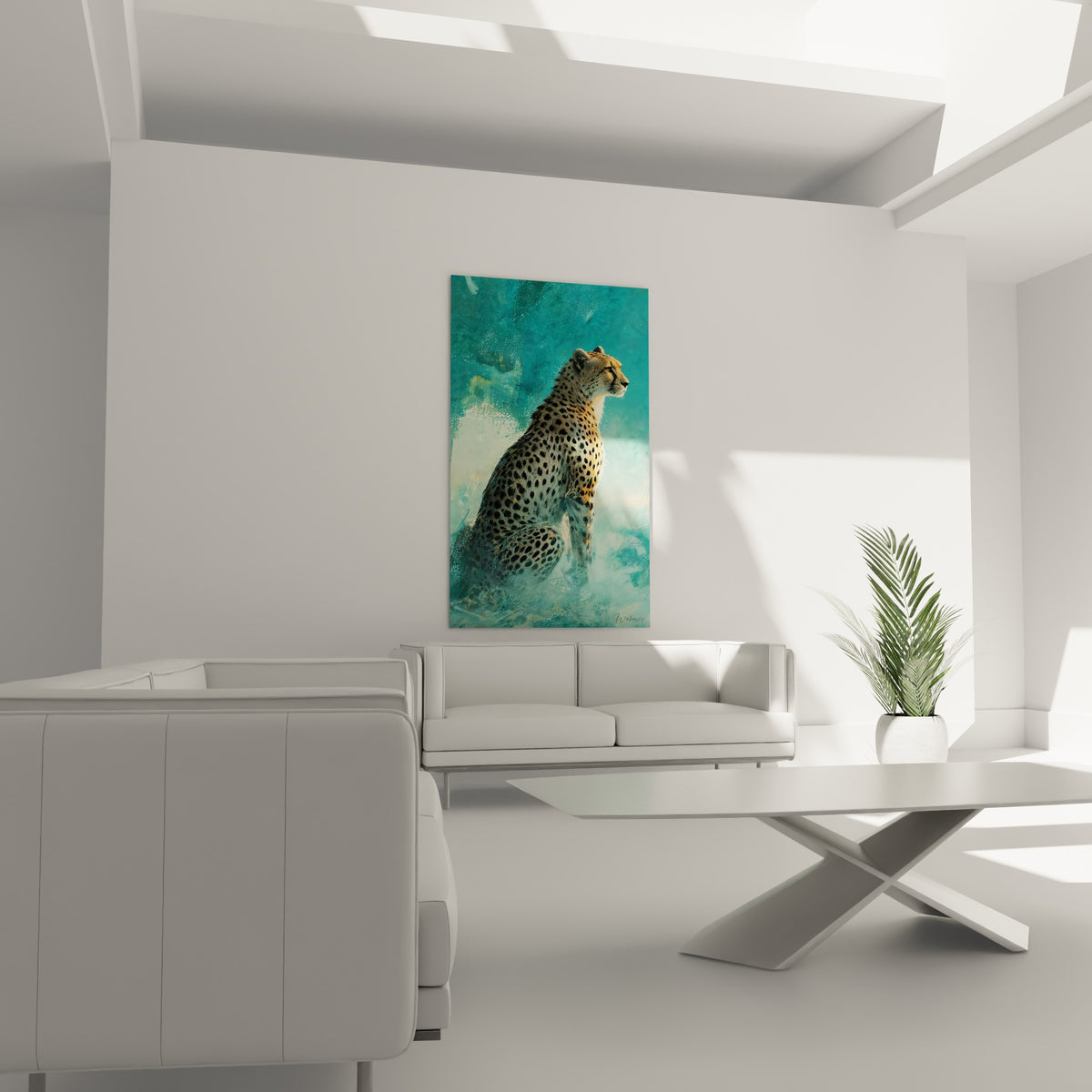 Félin moucheté sur fond bleu-vert lumineux, suspendu au-dessus d'un canapé dans un salon lumineux