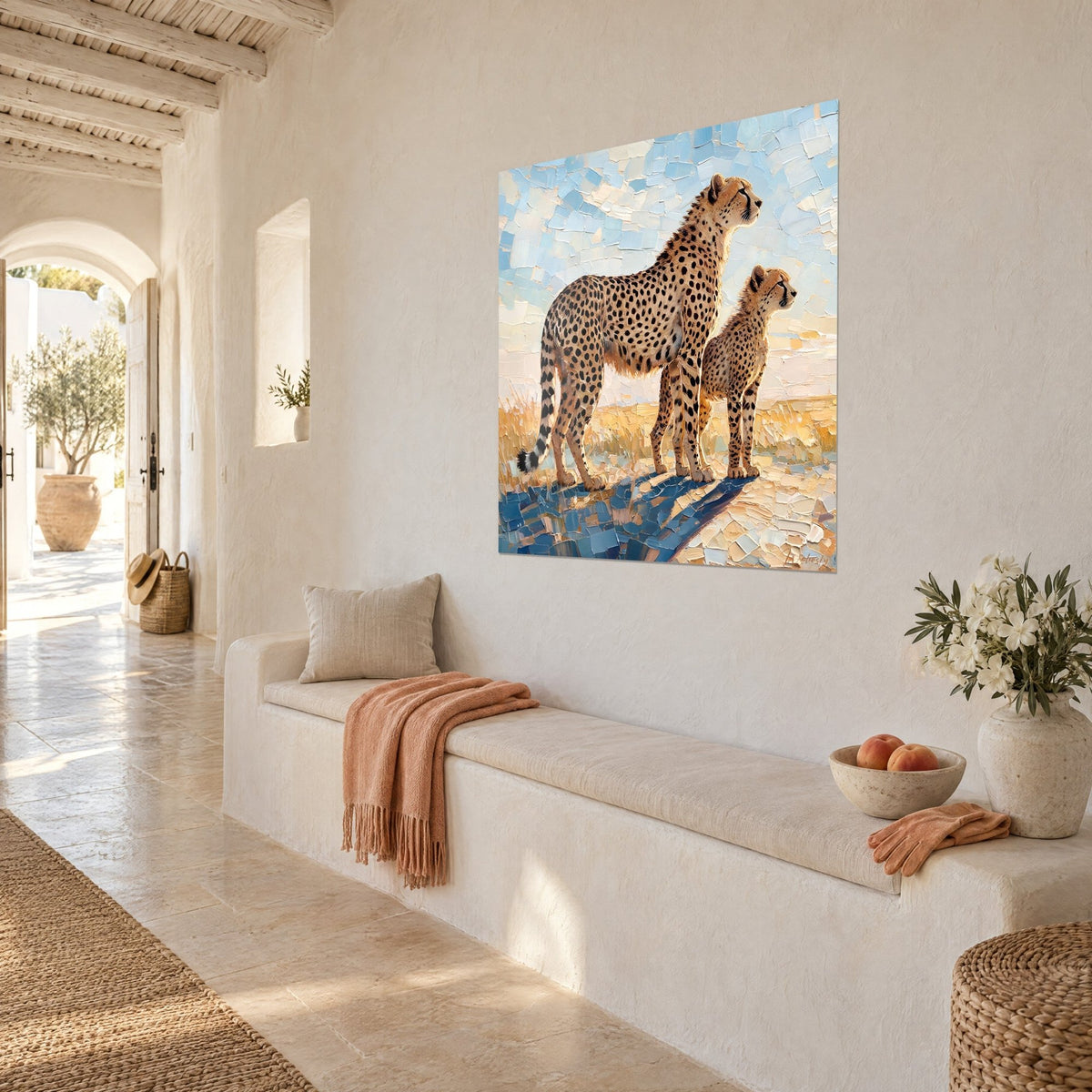 Tableau mère félin tachetée veillant sur son jeune, savane dorée et ciel bleu pâle, vue de trois-quarts sur mur blanc chaulé
