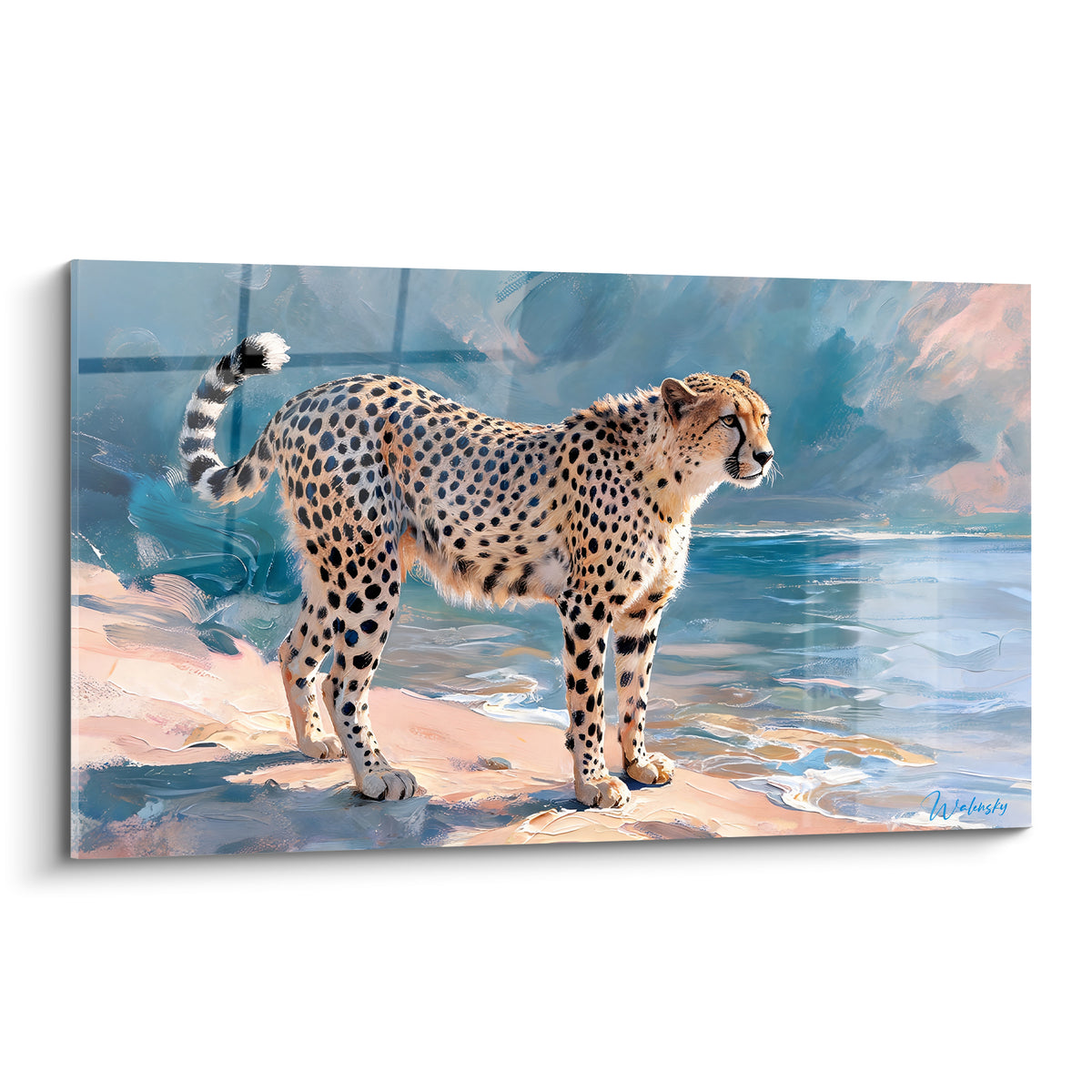 Guépard doré aux taches noires debout sur sable rosé face à une mer bleu marine peinte