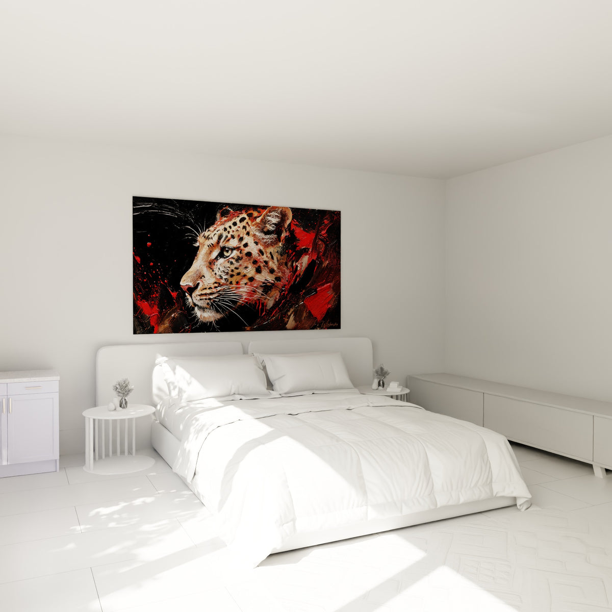 Félin tacheté fauve et noir peint avec coulures rouges, accroché au-dessus d'un lit dans une chambre claire