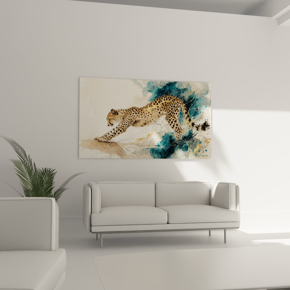 Guépard bondissant en position basse, bleu pétrole et doré en fond, au-dessus d'un canapé dans un salon lumineux