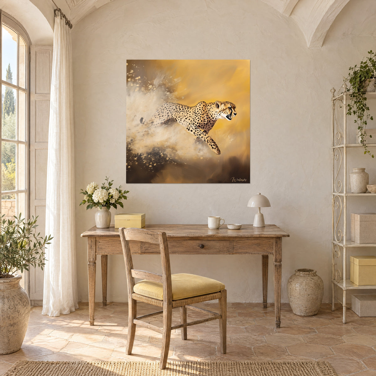 Tableau course d'un guépard fendant un nuage doré, taches noires sur pelage crème, fond ocre, bureau en bois clair, chaise à coussin jaune