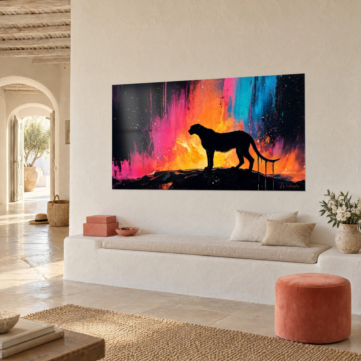 Schilderij zwarte roofkat in profiel op een rots, gele en oranje vlammen, turquoise blauwe strepen, witte muur van een Mediterraans huis