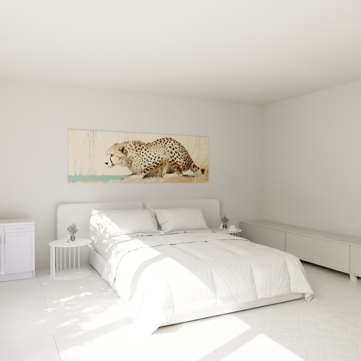 Félin tacheté au regard orange intense, au-dessus d'un lit dans une chambre claire