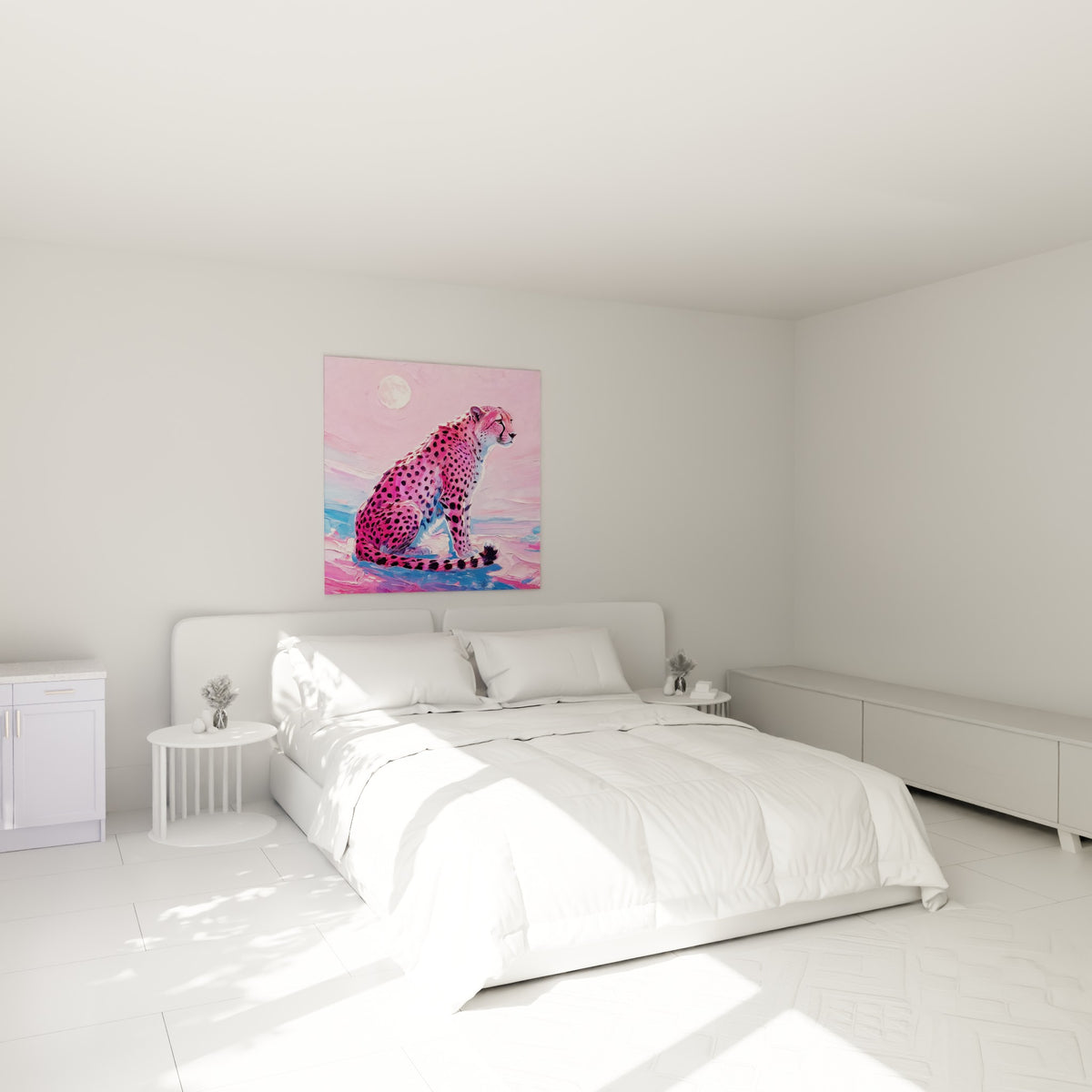 Félin rose et bleu veillant sous la lune, toile accrochée au-dessus d'un lit dans une chambre claire