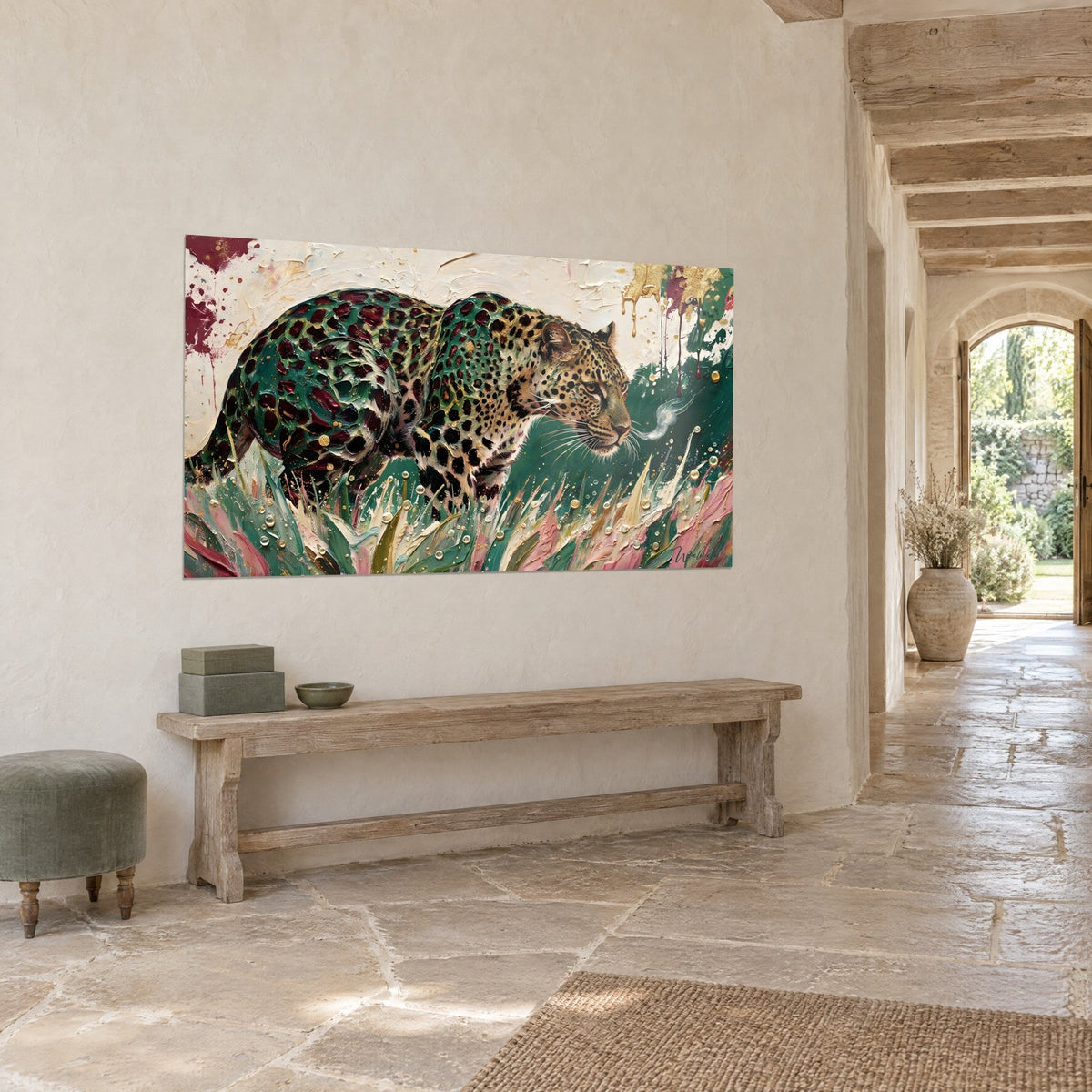 Gemälde Leopard mit schwarzen Flecken auf cremefarbenem Grund, goldene Tropfen laufen oben rechts herab, an einer hellen Steinwand