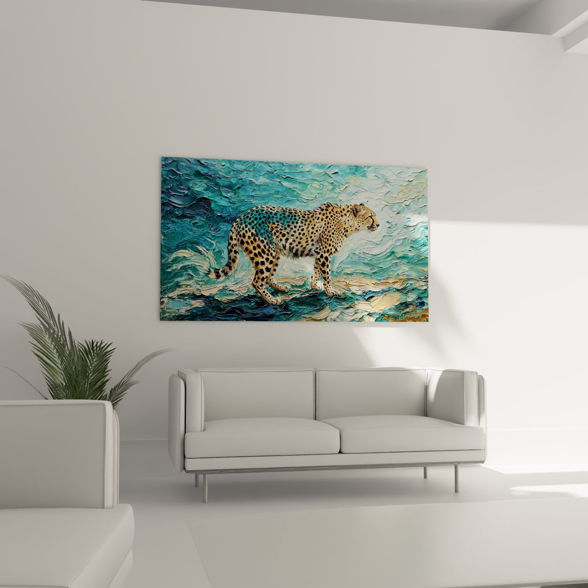 Guépard tacheté noir et fauve sur fond bleu pastel, accroché au-dessus d'un canapé dans un salon lumineux
