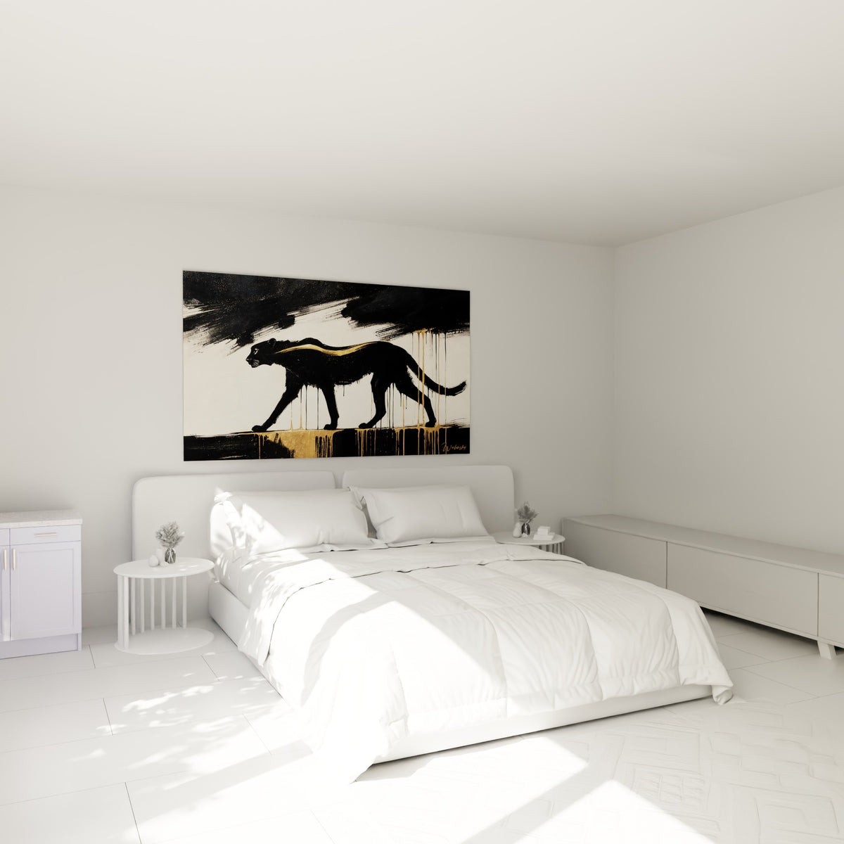 Silhouette féline noire aux reflets dorés accrochée au-dessus d'un lit dans une chambre claire