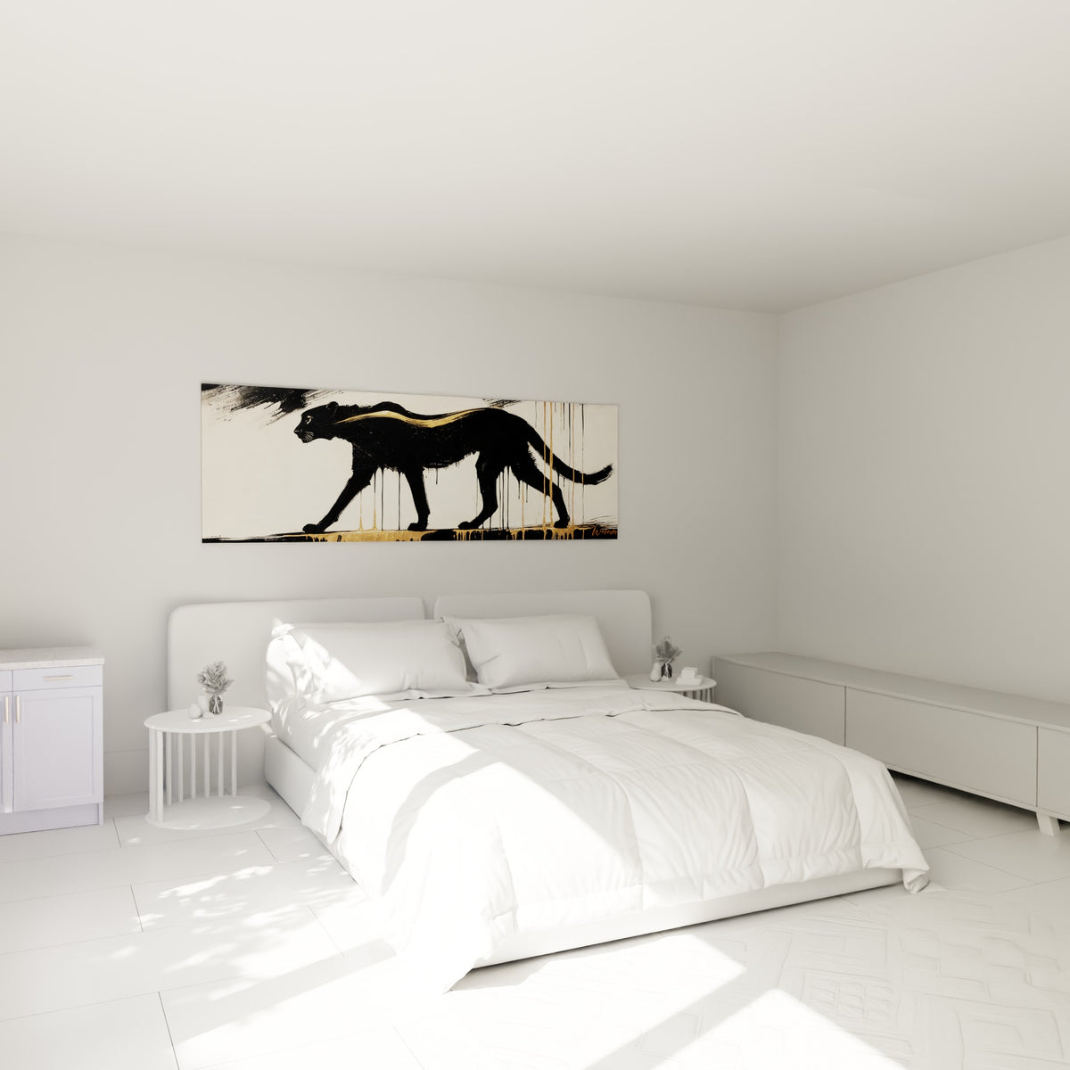 Silhouette féline noire et dorée du guépard, accrochée au-dessus d'un lit dans une chambre claire
