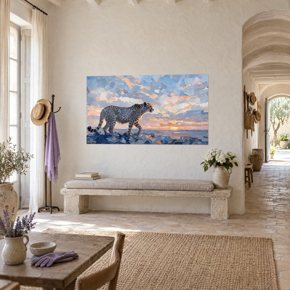 Gemälde einer Raubkatze mit schwarzen Flecken, die auf den Horizont zuschreitet, himmelblaue und pfirsichfarbene Wolken, provenzalisches Landhaus, Steinbank
