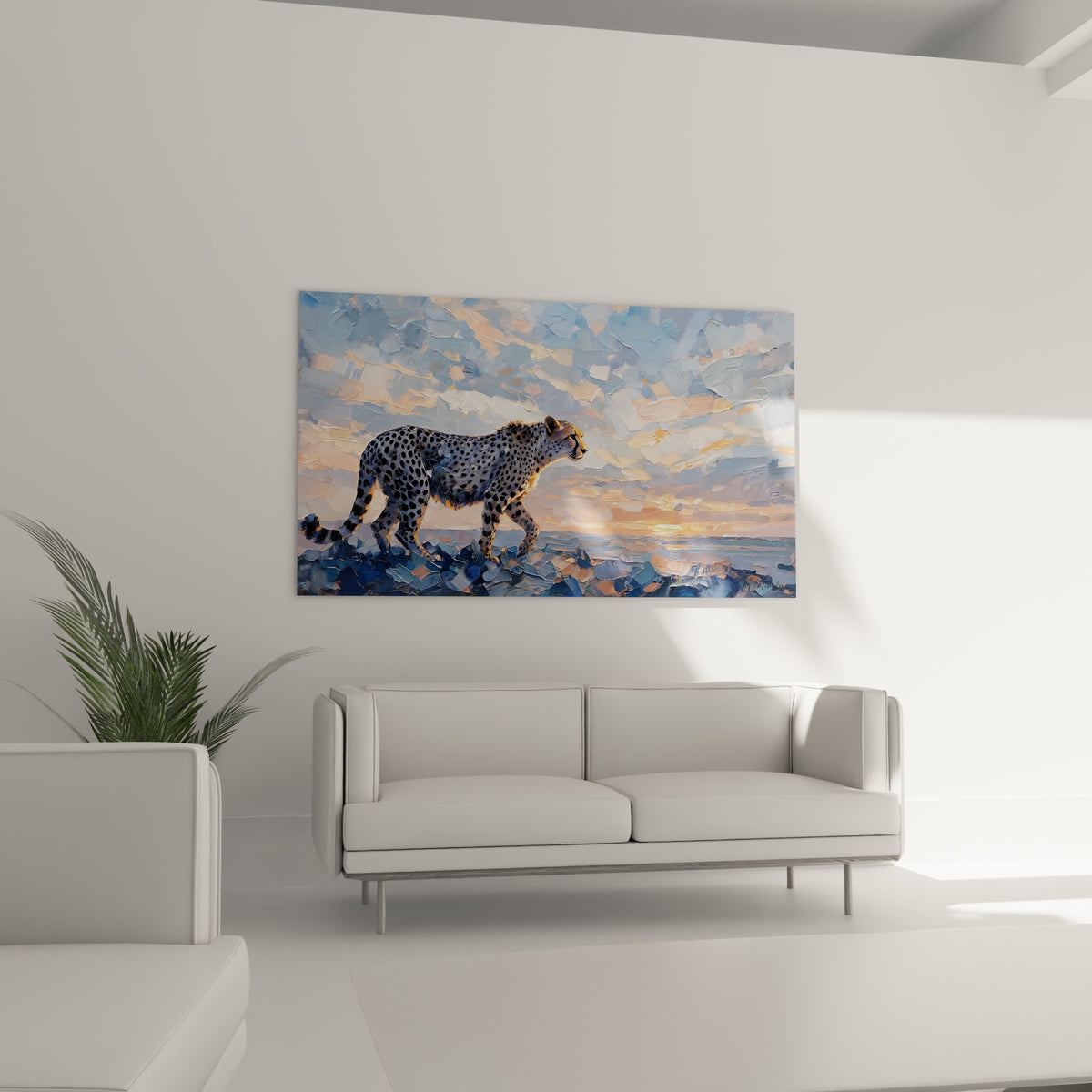 Félin moucheté avançant sur fond bleu pastel et orangé, au-dessus d'un canapé dans un salon lumineux