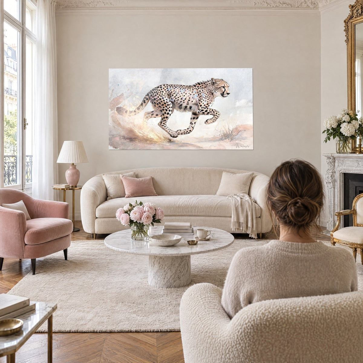 Quadro di un felino maculato in balzo, manto beige e nuvole di polvere dorata, sopra un divano in un soggiorno luminoso