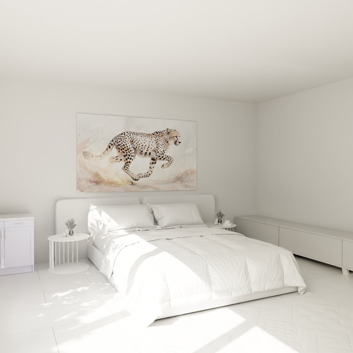 Félin tacheté noir et beige capturé en course, accroché au-dessus d'un lit dans une chambre claire