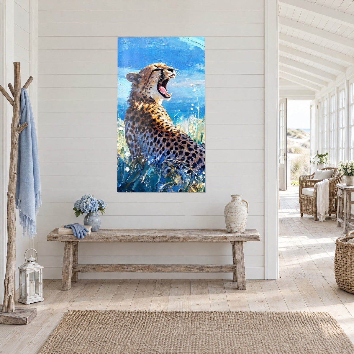 Schilderij geeuwende grote kat met witte hoektanden, roze bek, azuurblauwe en gouden achtergrond in dikke verf, in een entree aan zee