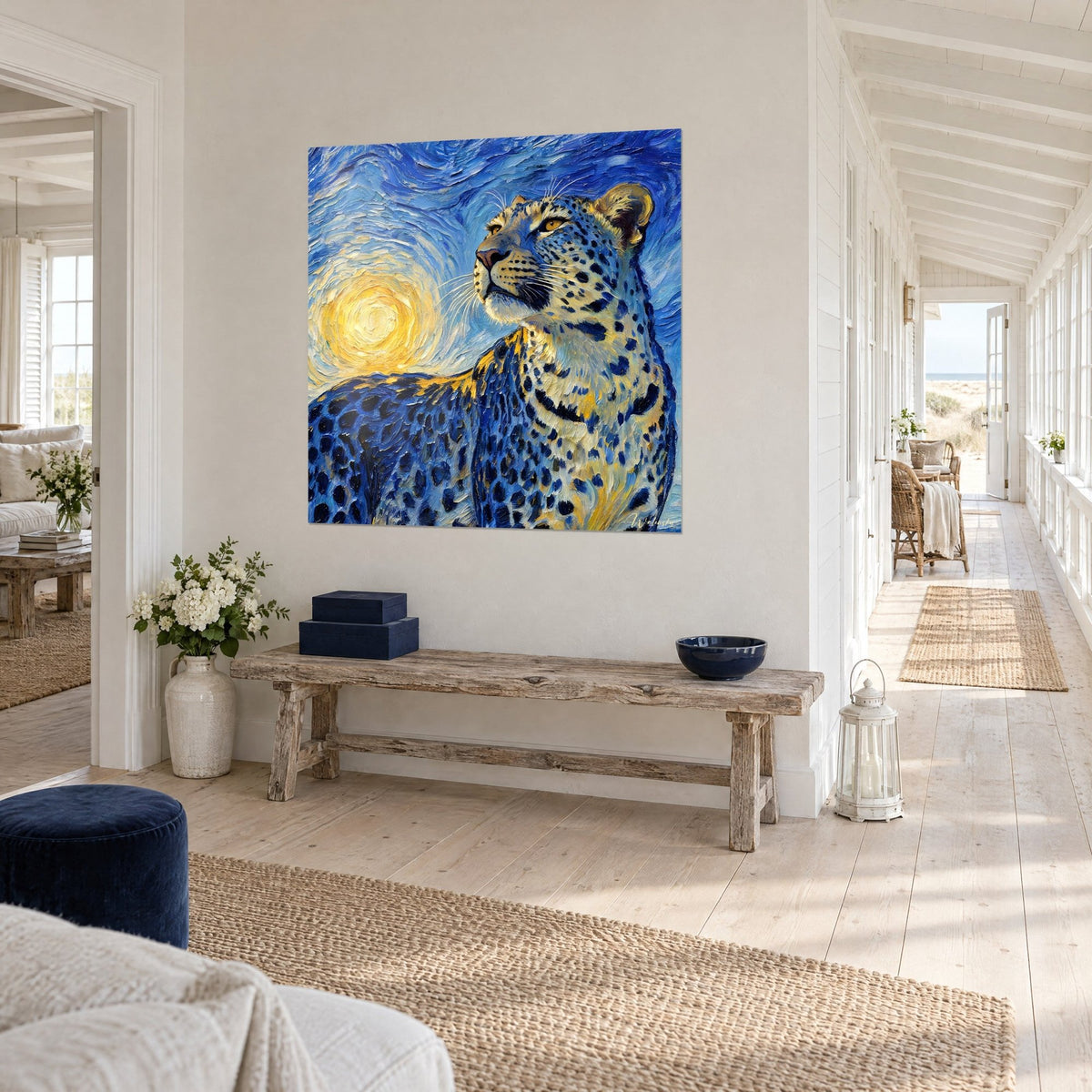 Tableau léopard aux taches bleu nuit, regard ambré tourné vers un astre doré en spirale, mur blanc d'un couloir vue de trois-quarts
