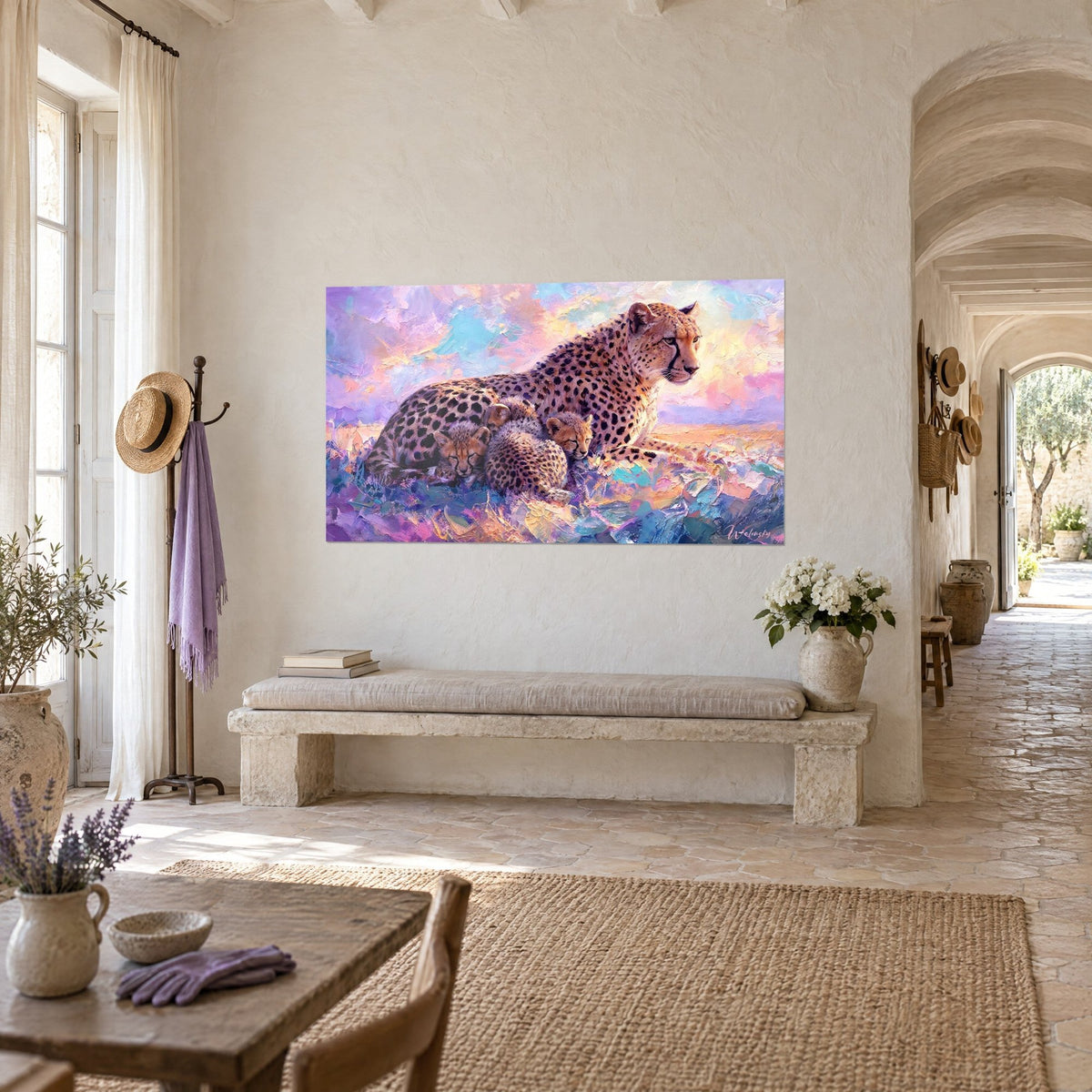 Quadro di una madre felina maculata che veglia sui suoi piccoli, cielo rosa, turchese e giallo, di fronte a una panca di pietra del mas provenzale