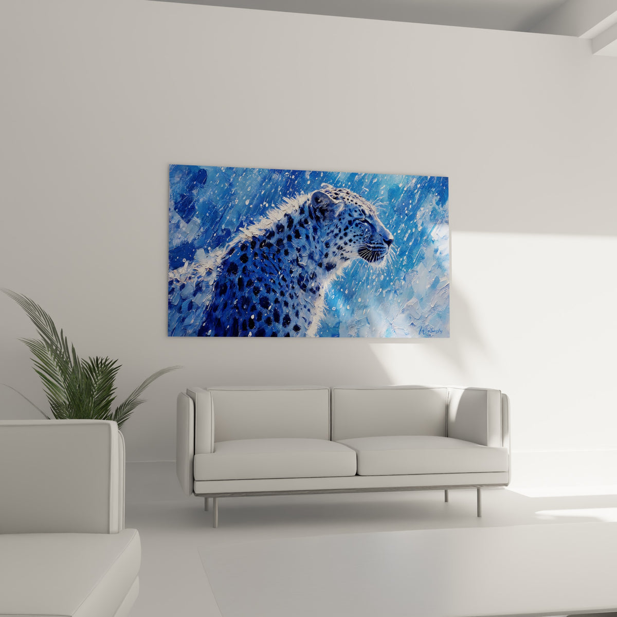 Félin tacheté bleu et blanc saisi sous l'averse, accroché au-dessus d'un canapé dans un salon lumineux.