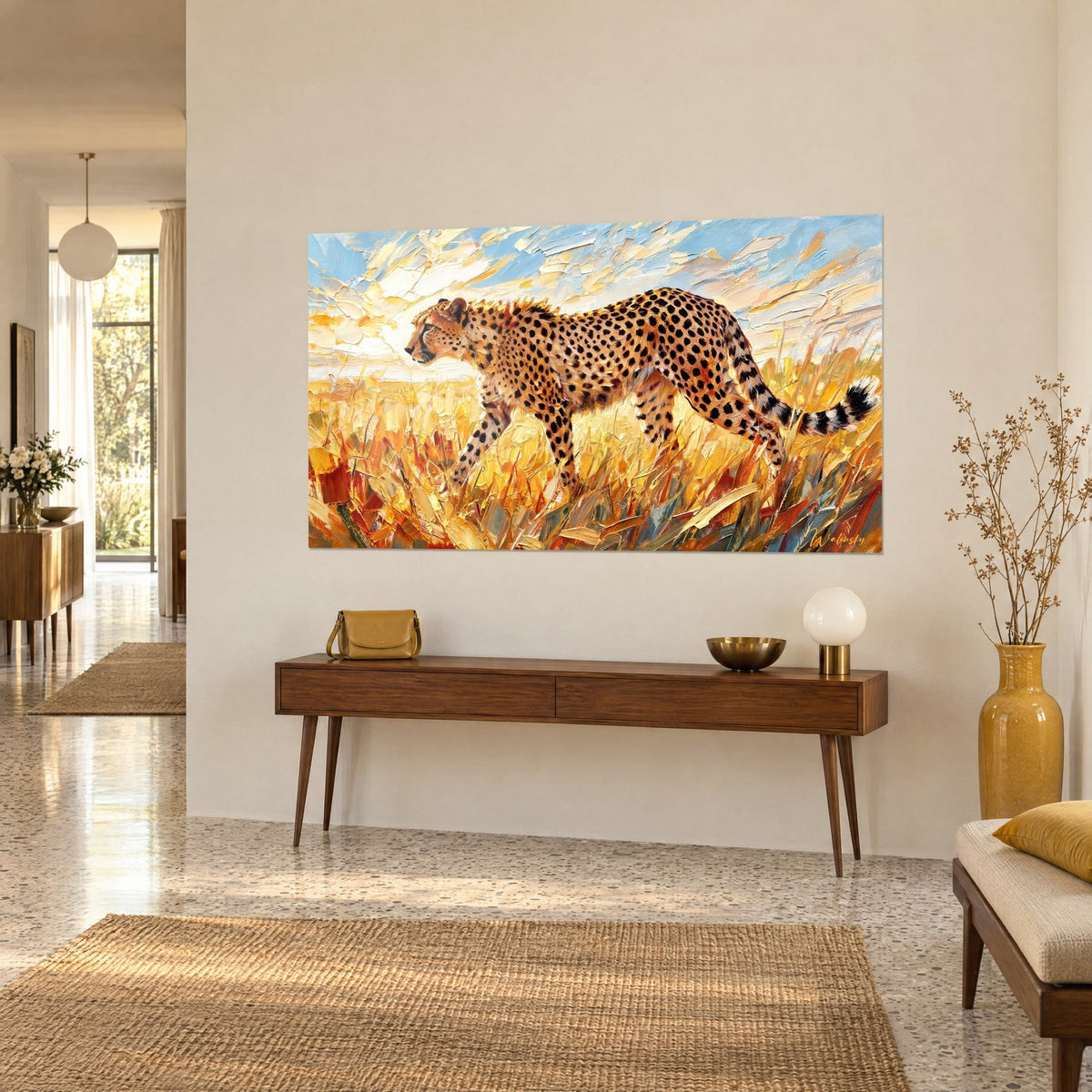 Tableau guépard doré en pleine marche sous un ciel bleu et crème, herbes orange et rouille, sur un mur beige avec console en bois