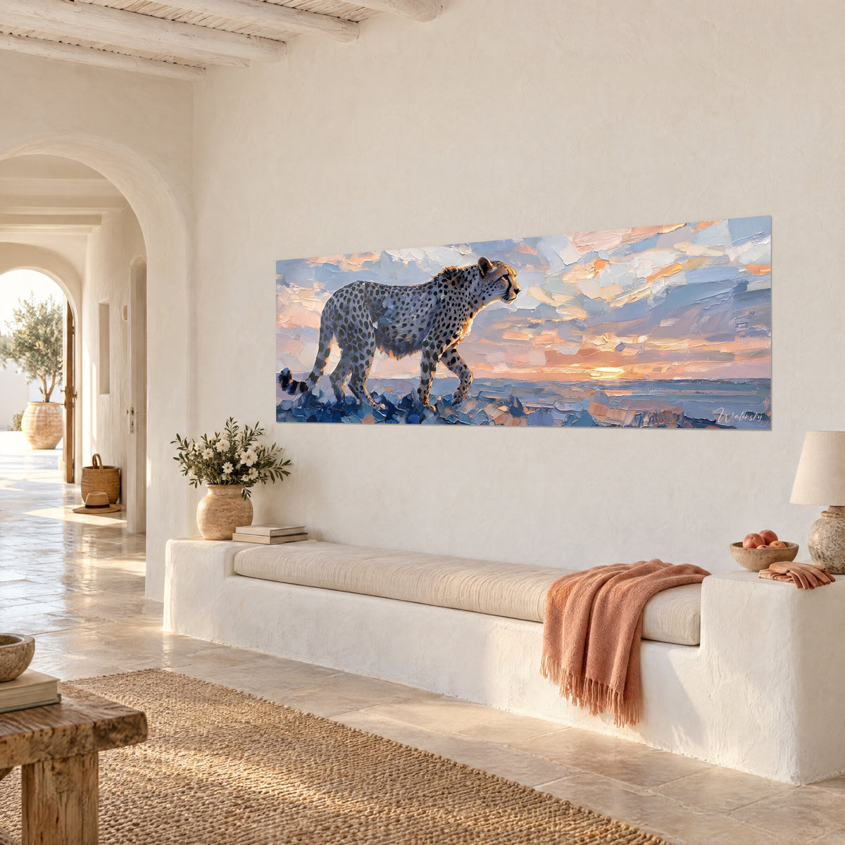 Schilderij gevlekte roofkat die over blauwe rotsen loopt, oranje zon aan de horizon, witte muur van een Mediterraan huis