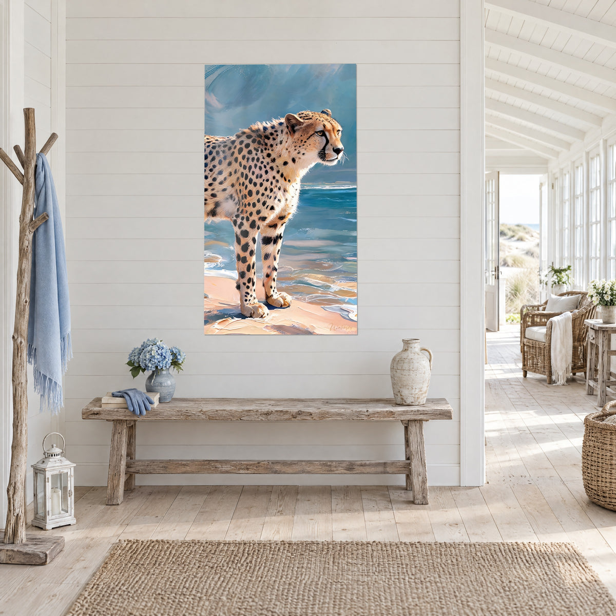 Cuadro felino con manchas negras, perfil erguido frente a olas azules y arena melocotón, pared blanca de paneles de madera, banco rústico