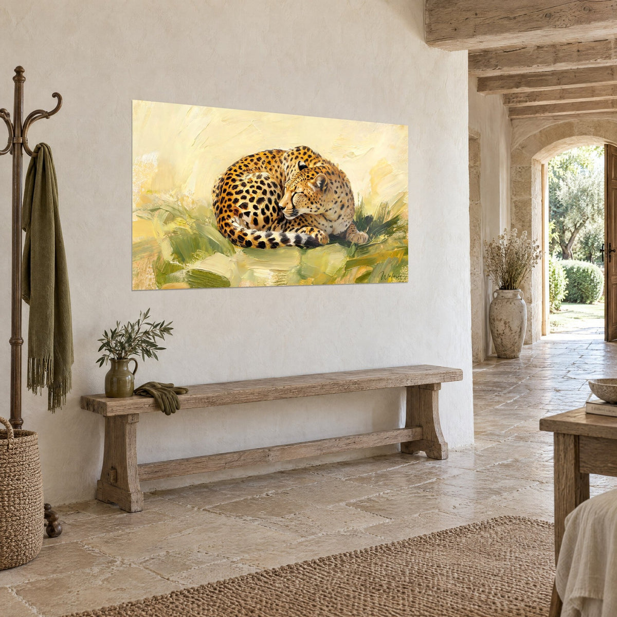 Quadro felino raggomitolato, pelo ocra picchiettato su sfondo giallo pallido, vista di tre quarti sopra una casa di pietra