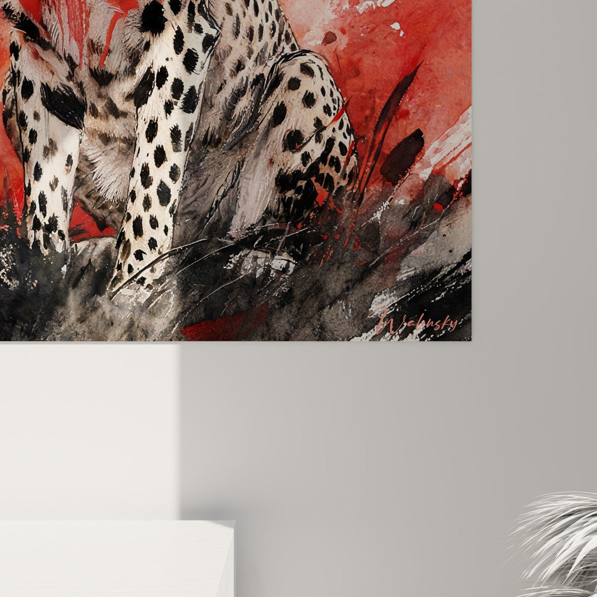 Empâtements rouges et coulures noires visibles en détail sur la toile du guépard accroché au mur