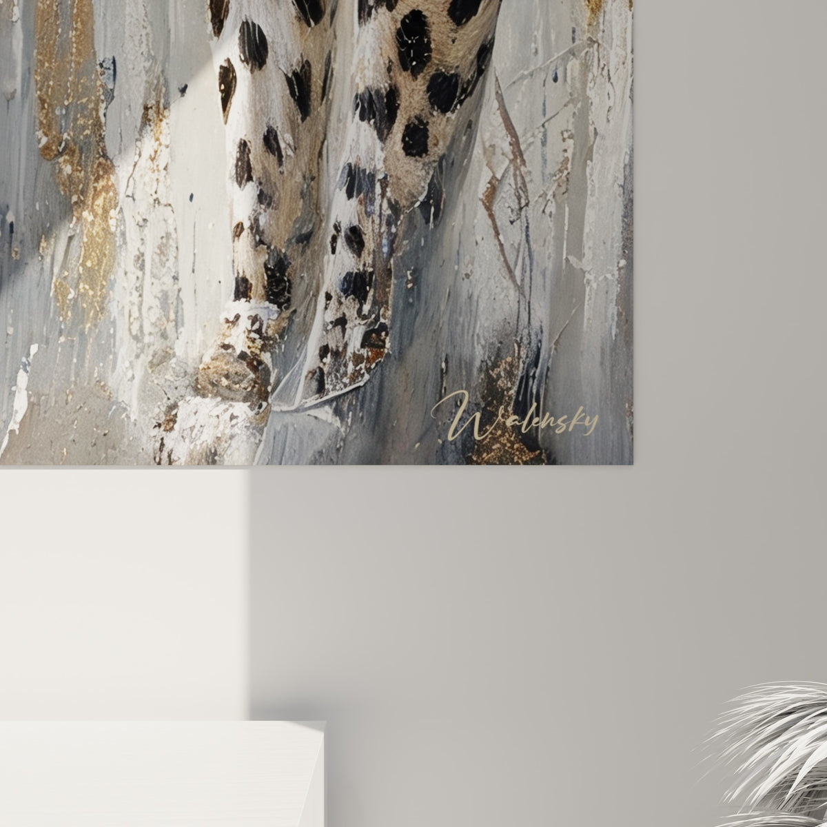 Détail des coulures dorées et grises texturées entourant le pelage tacheté du guépard peint