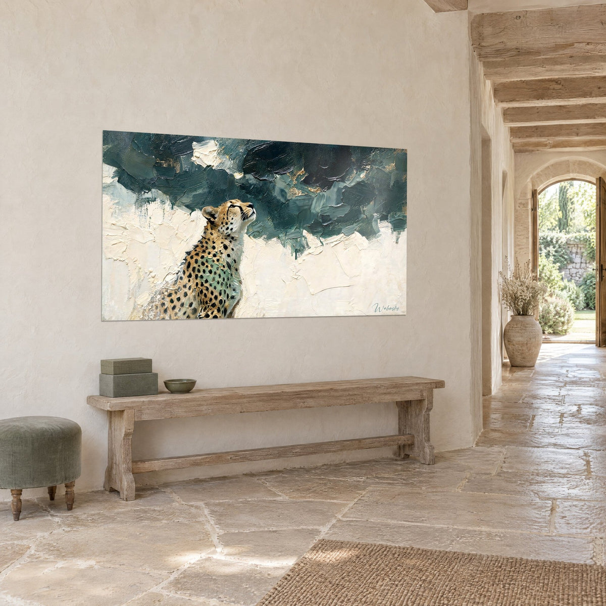 Schilderij van een gevlekte wilde kat die naar de naderende storm staart, dennengroene en crèmekleurige wolken in dik reliëf, driekwart aanzicht in een gang met stenen vloer