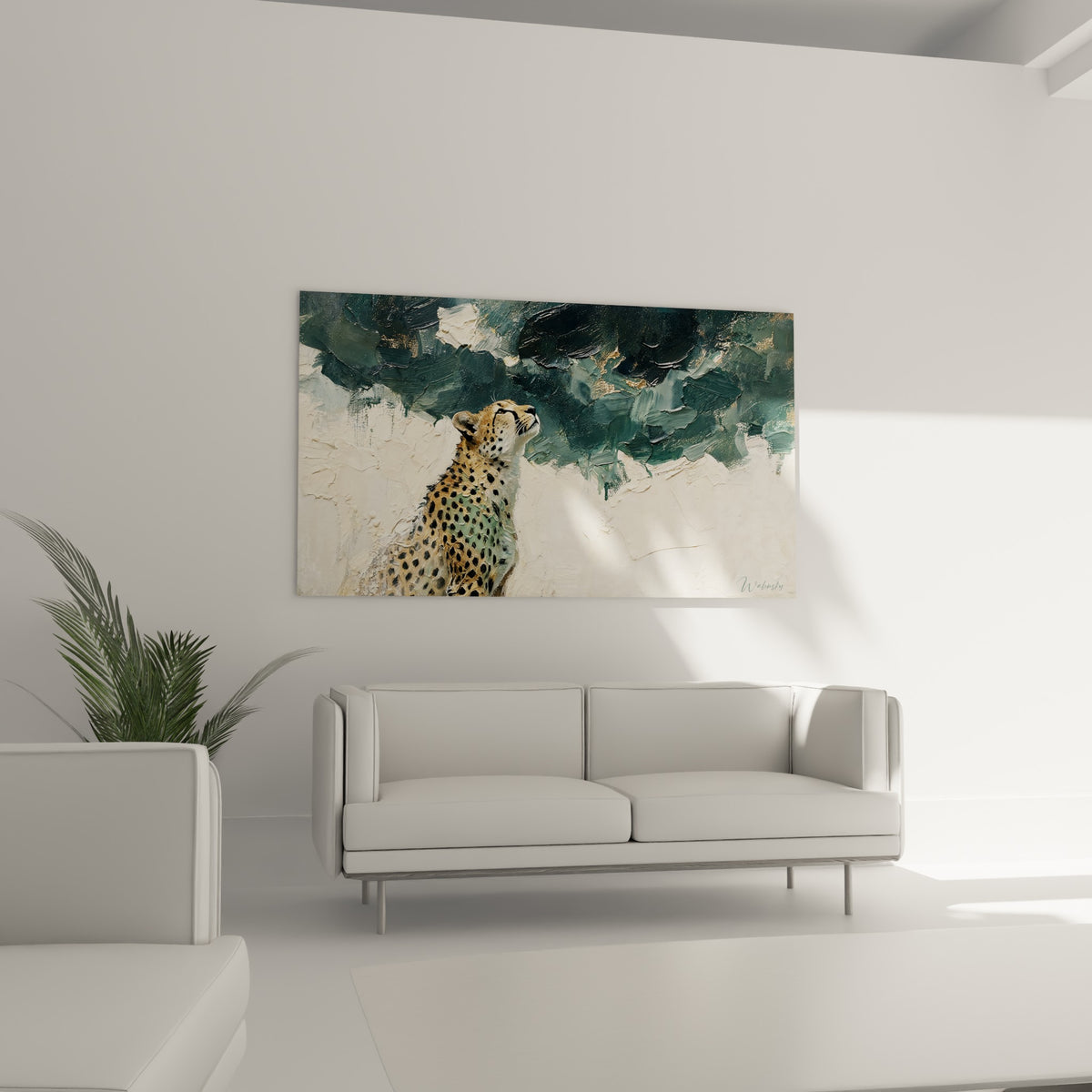 Guépard fauve et blanc cassé, posture assise, au-dessus d'un canapé dans un salon lumineux