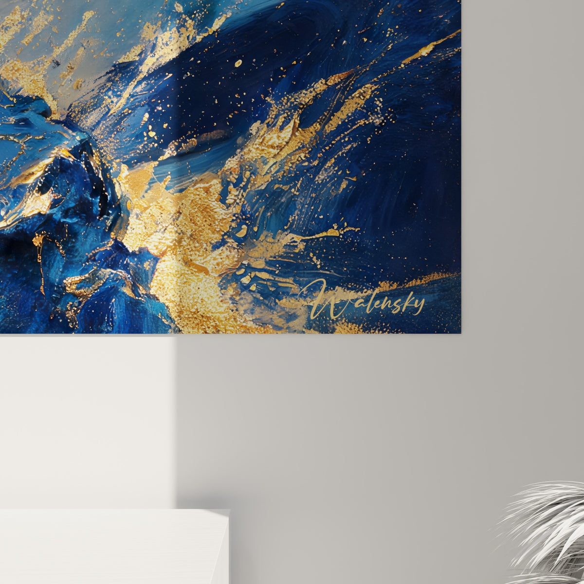 Empâtements dorés et coulures bleu marine visibles sur la toile du guépard en gros angle