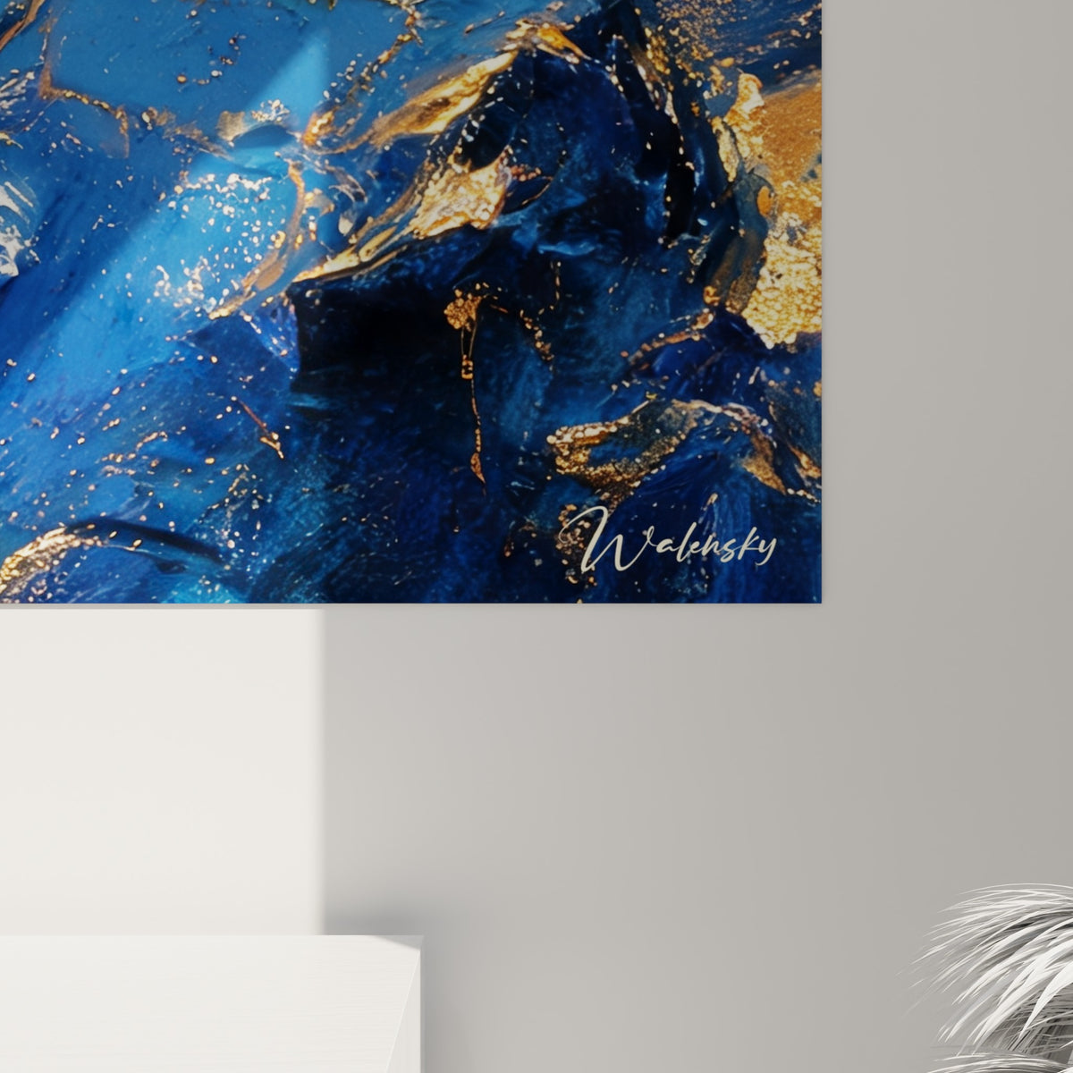 Empâtements dorés et bleu marine se mêlant en surface, coulures épaisses sur le rocher peint