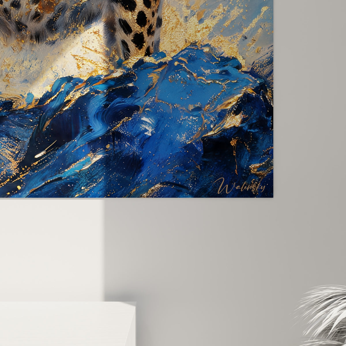 Empâtements dorés et coulures bleu marine se mêlent sur la toile, révélant le grain de la peinture du guépard