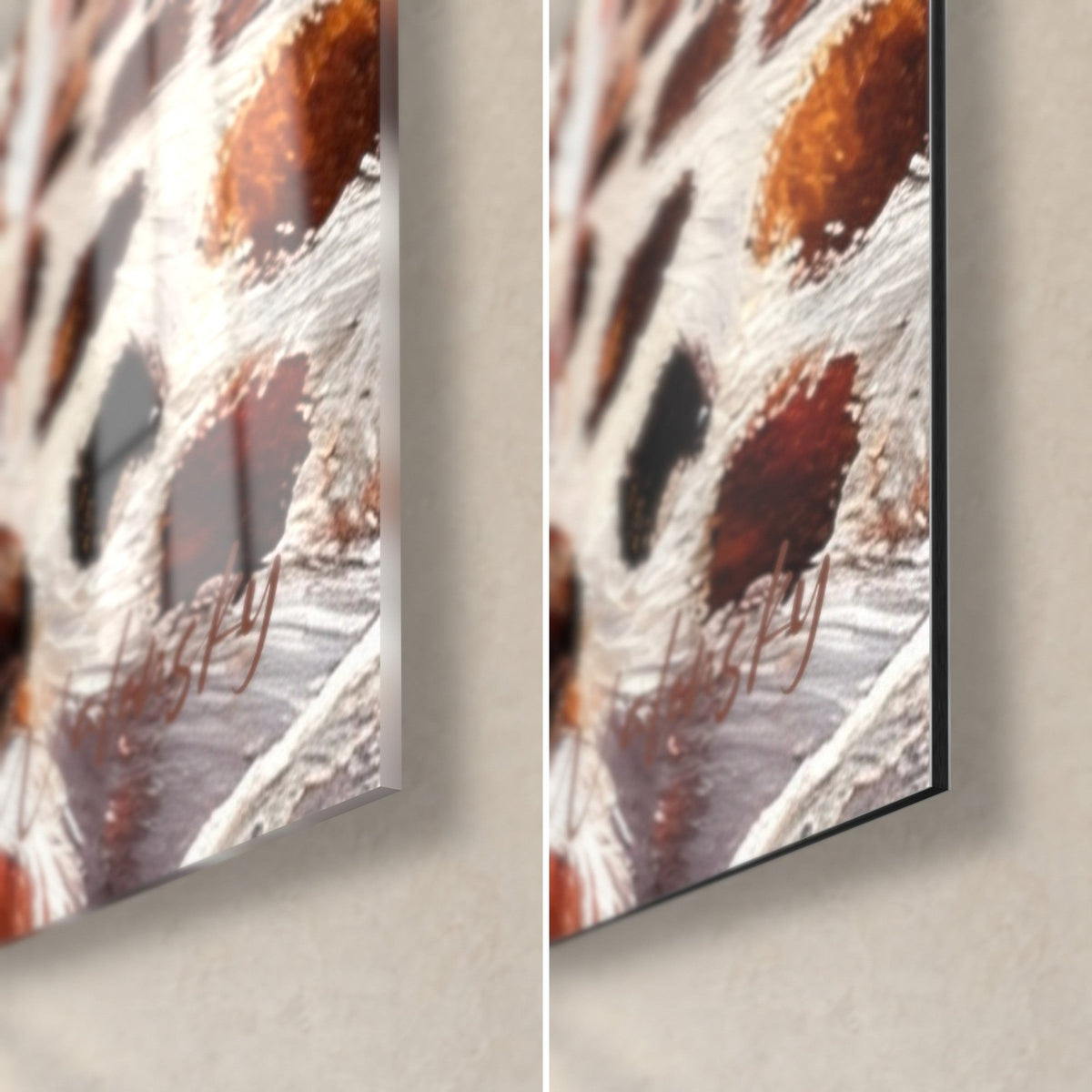 Cuadro leopardo dormido, esquina inferior derecha: manchas pardo cobrizas sobre blanco, vidrio brillante y aluminio Dibond mate, canto de 3 mm