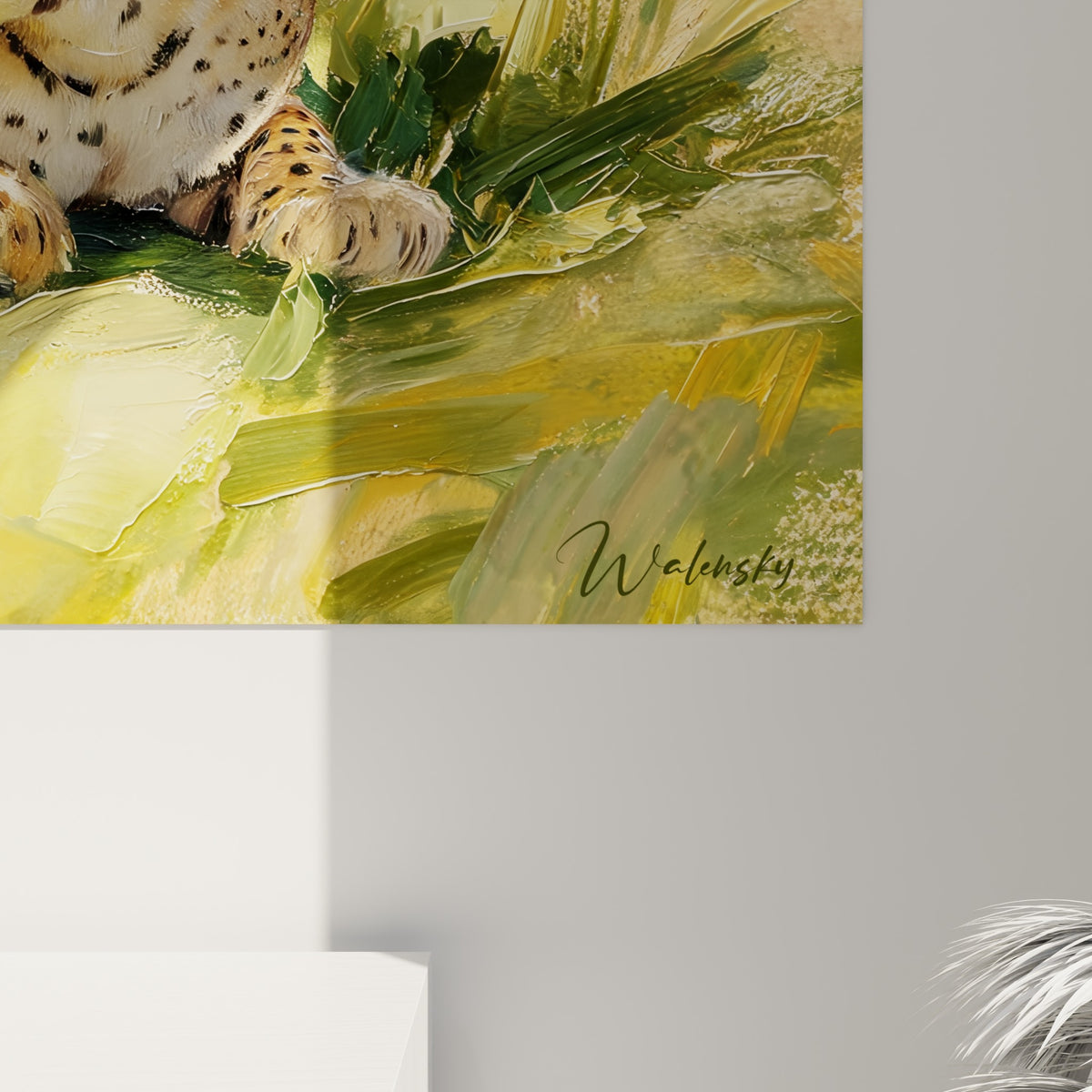 Pelage du guépard en gros plan, empâtements dorés et coulures vert olive visibles sur la toile accrochée