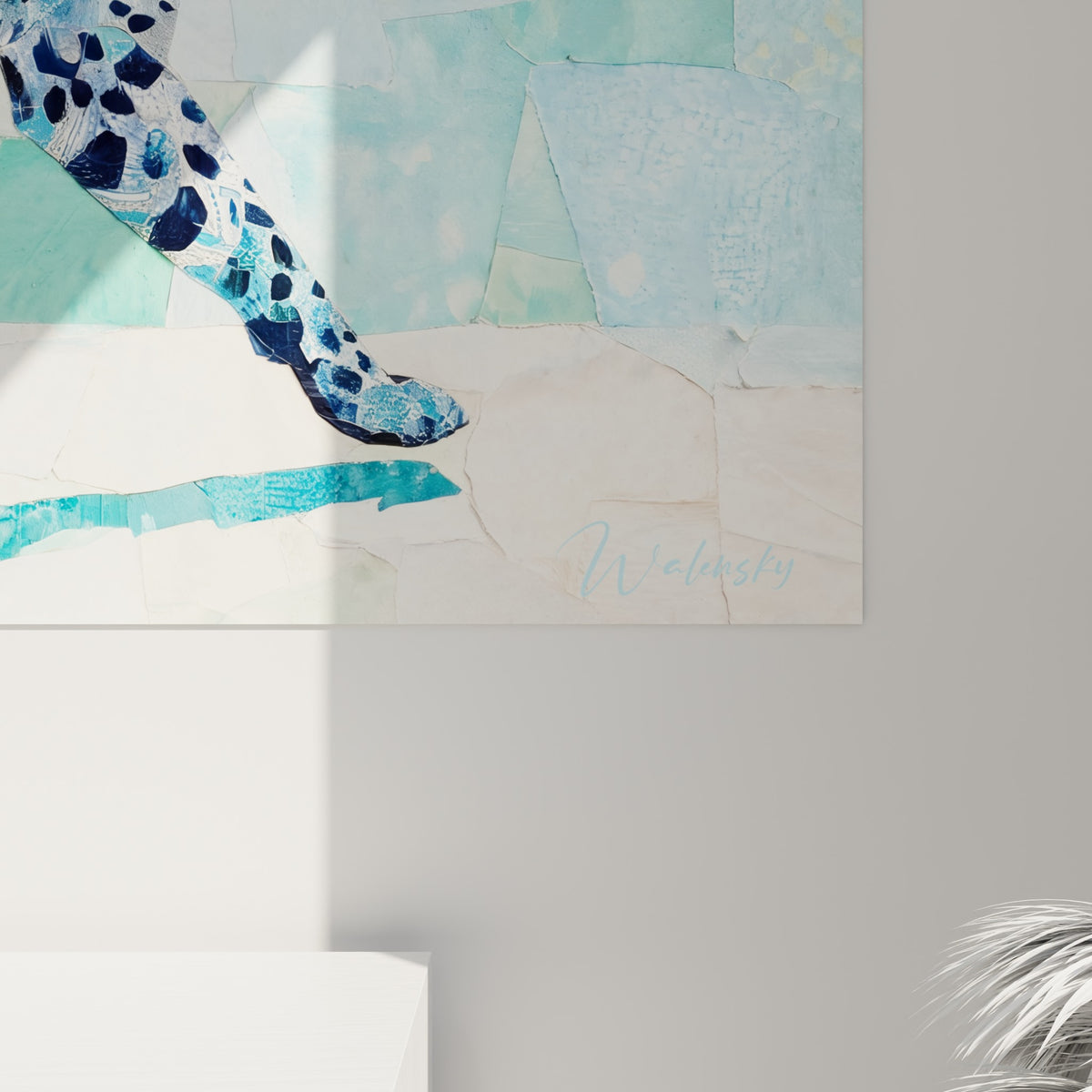 Détail du collage papier turquoise et blanc révélant la texture fragmentée du pelage du guépard