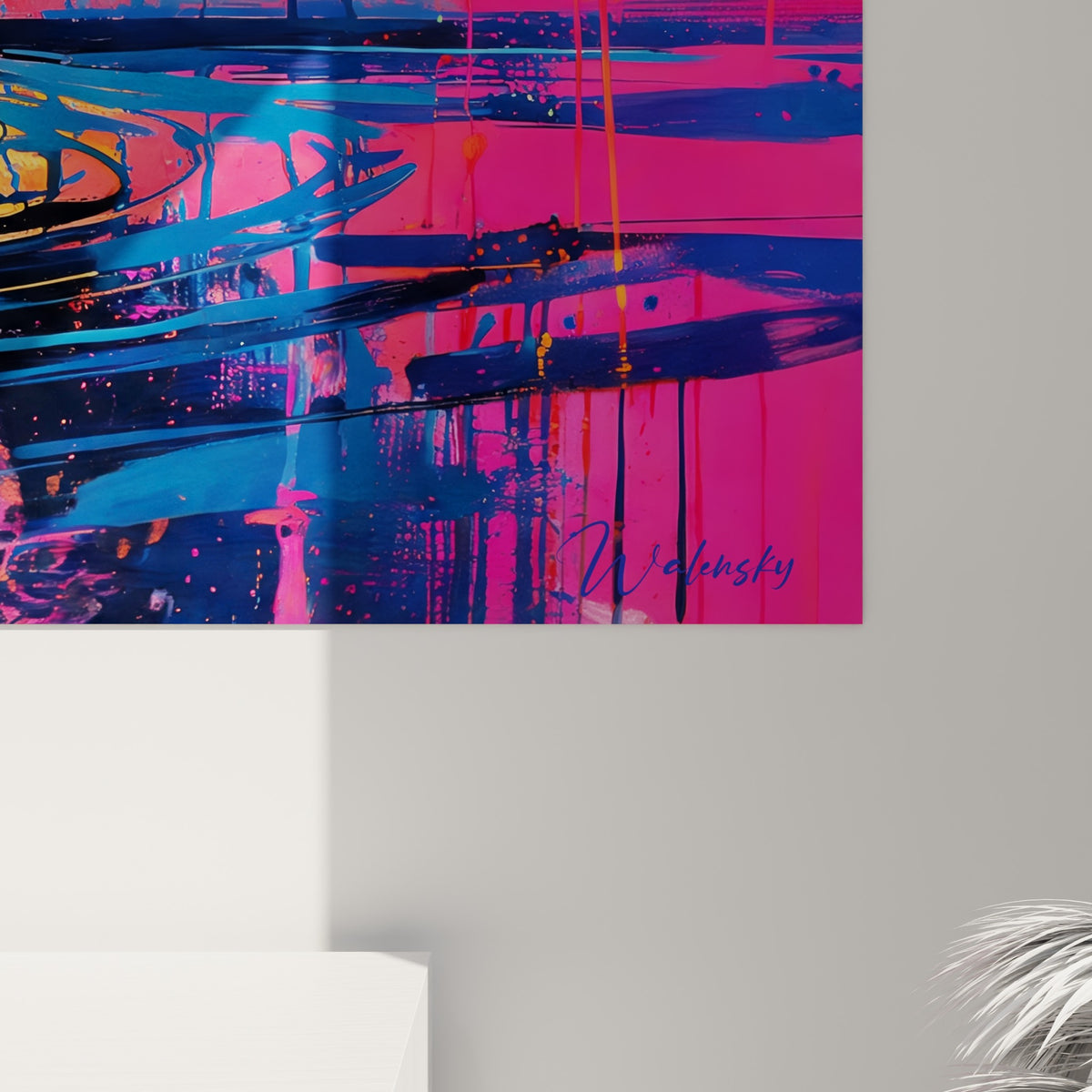 Détail des empâtements colorés du guépard, mélange de rose fluo, bleu marine et jaune sur toile texturée