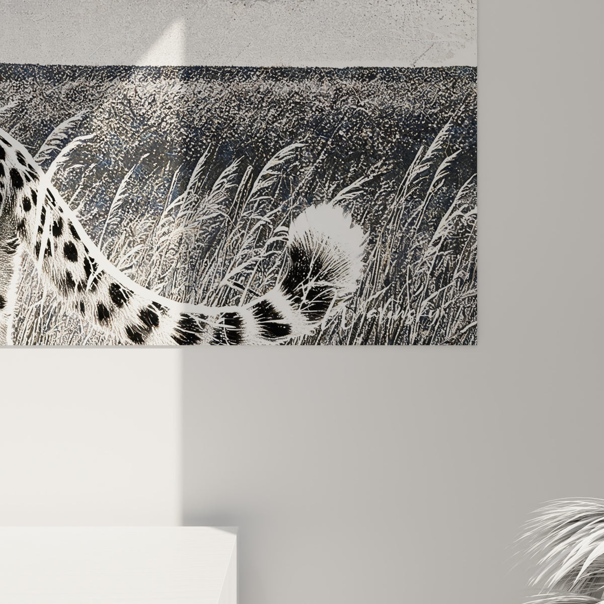Texture granuleuse du pelage tacheté noir et blanc, où le rouge écarlate se fond dans la toile imprimée