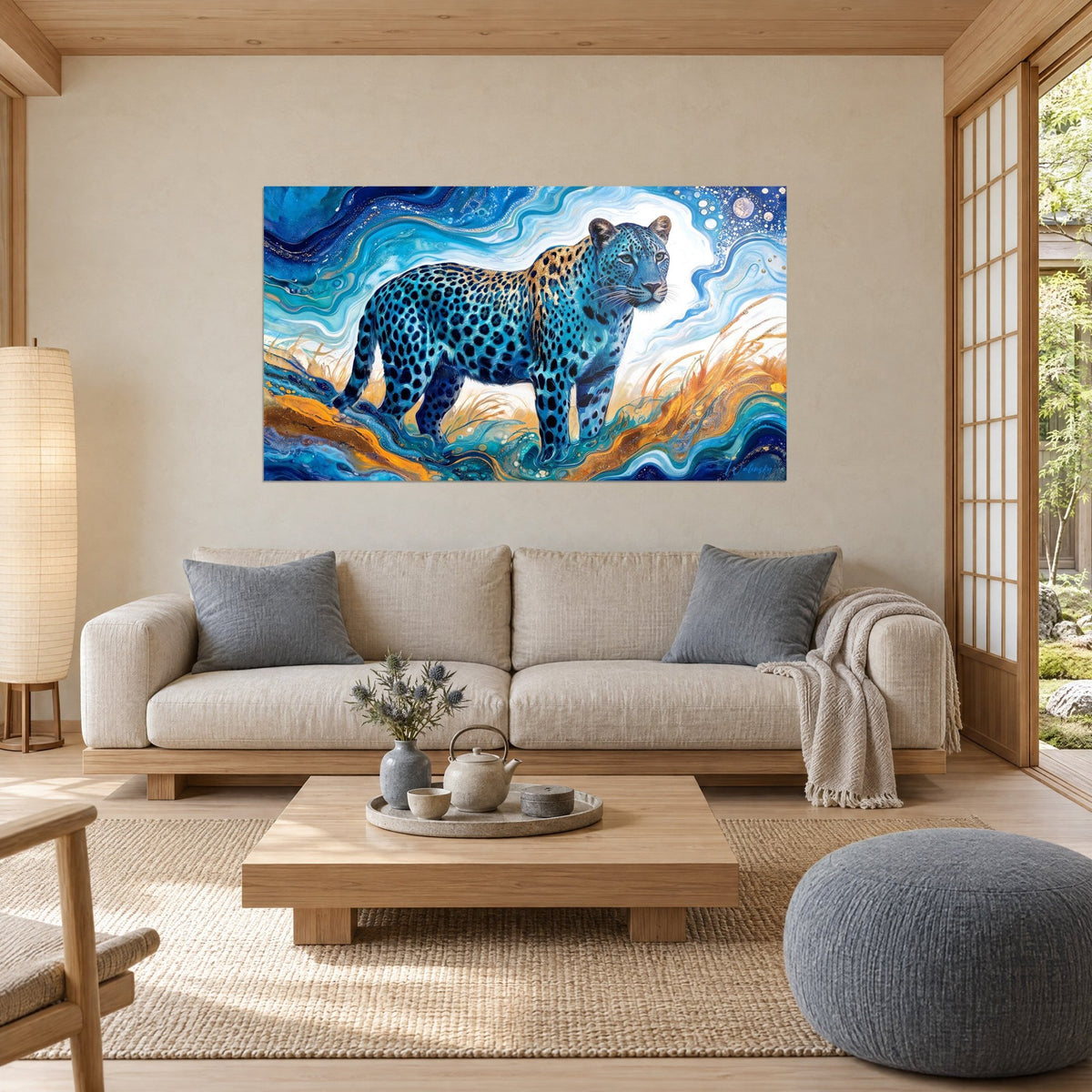 Tableau félin tacheté bleu aux reflets dorés dans des volutes de marbre turquoise, au-dessus d'un canapé dans un salon lumineux