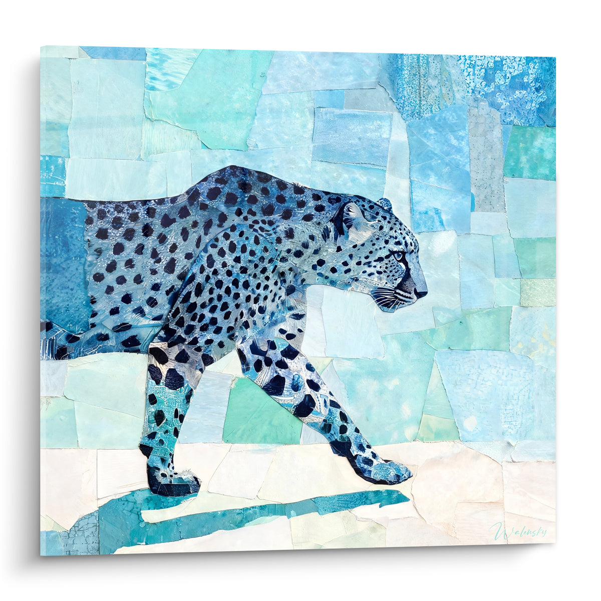 Guépard turquoise en marche, taches anthracite sur fond collage bleu pastel et vert d'eau