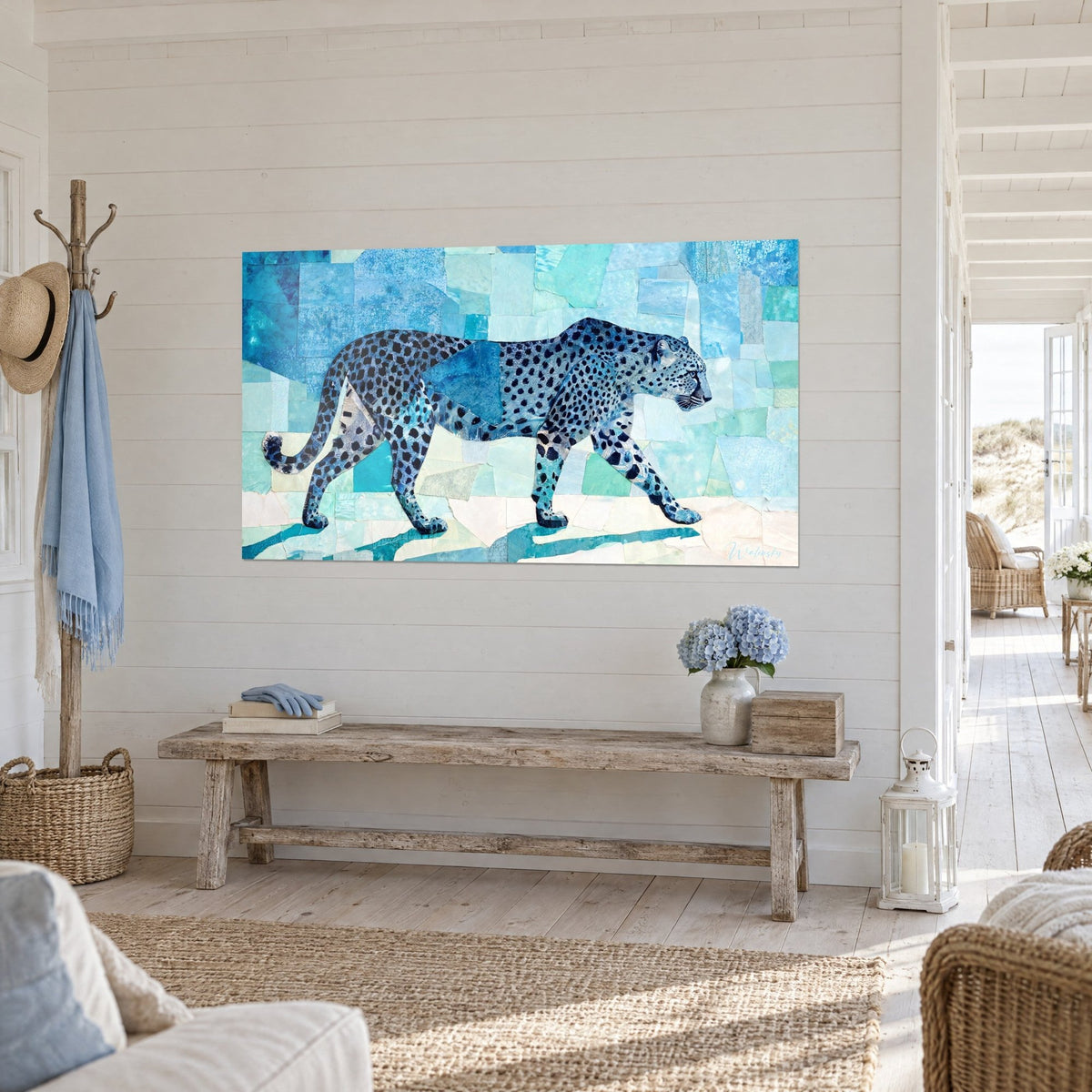 Quadro di un felino dalle macchie nere, collage di carte turchesi e color crema, ombra allungata, vista di tre quarti in un ingresso chiaro