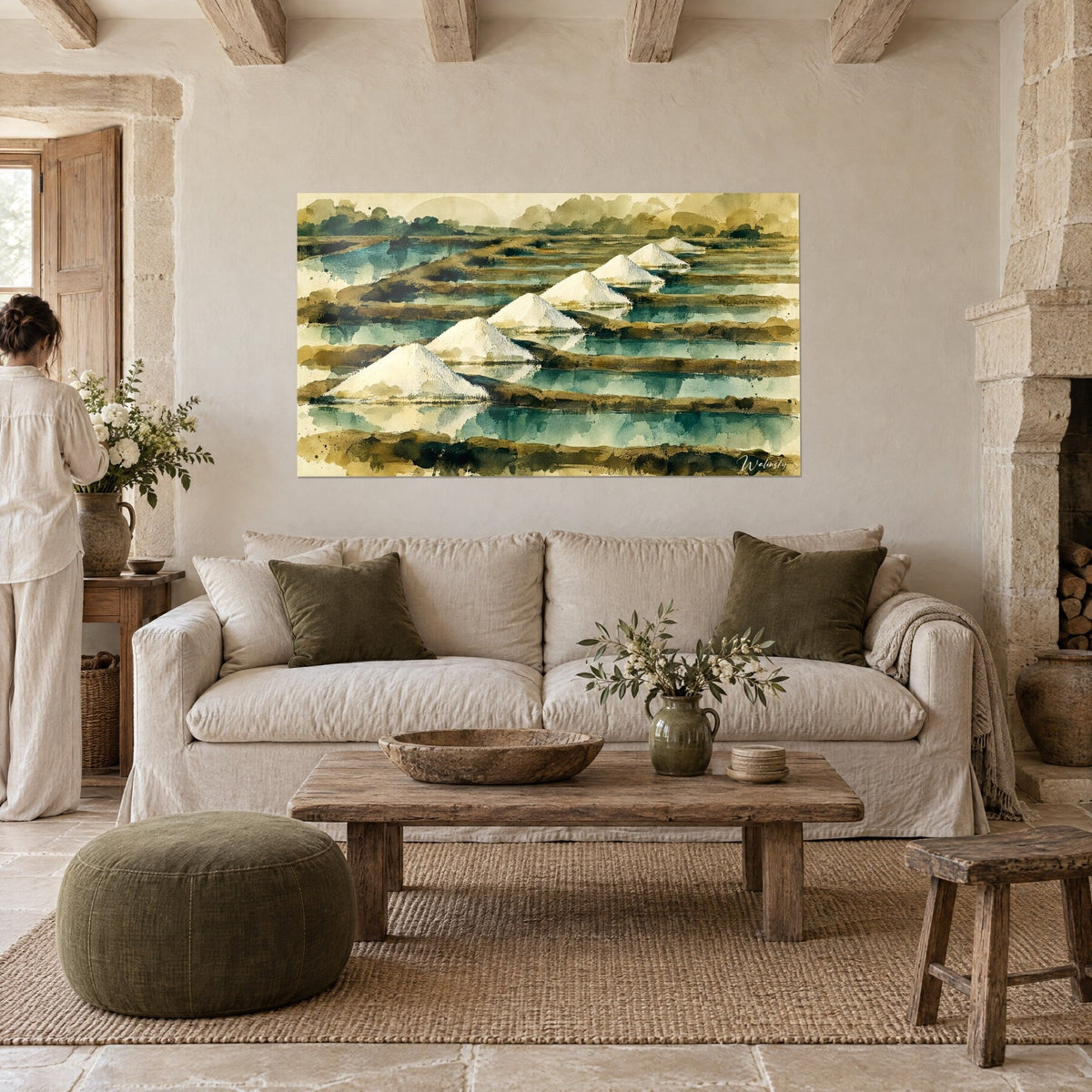 Schilderij zoutpannen in aquarel, witte zoutbergen en turquoise bassins, op een stenen muur boven een bank in een lichte woonkamer