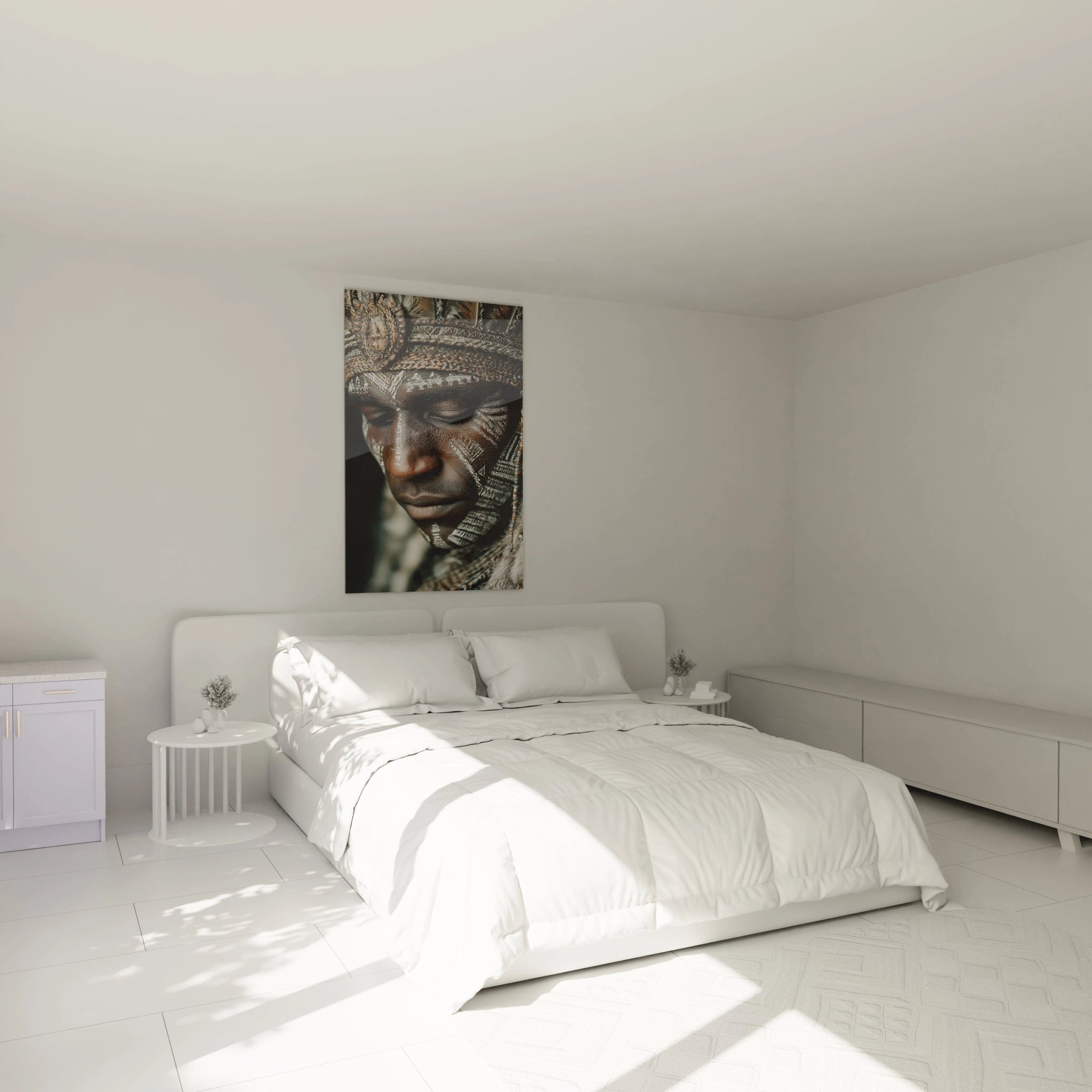 Chambre minimaliste lumineuse avec lit blanc et tableau art tribal Walensky portrait d un homme au maquillage traditionnel