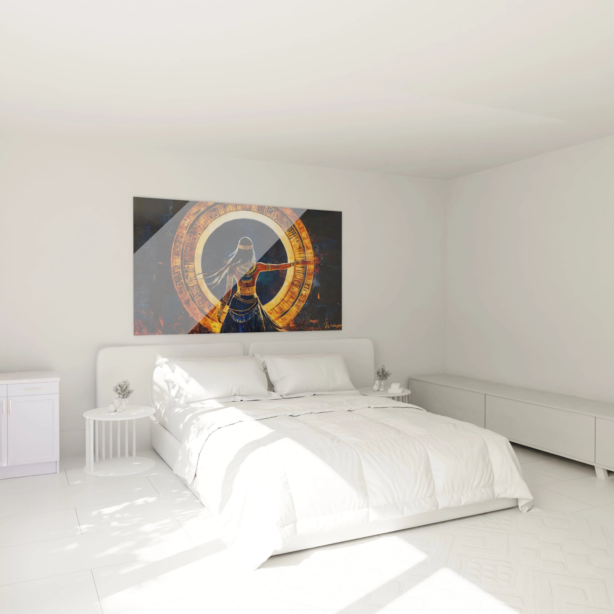 Tableau Egypte mural Walensky représentant une figure égyptienne avec un cercle doré dans une chambre minimaliste blanche
