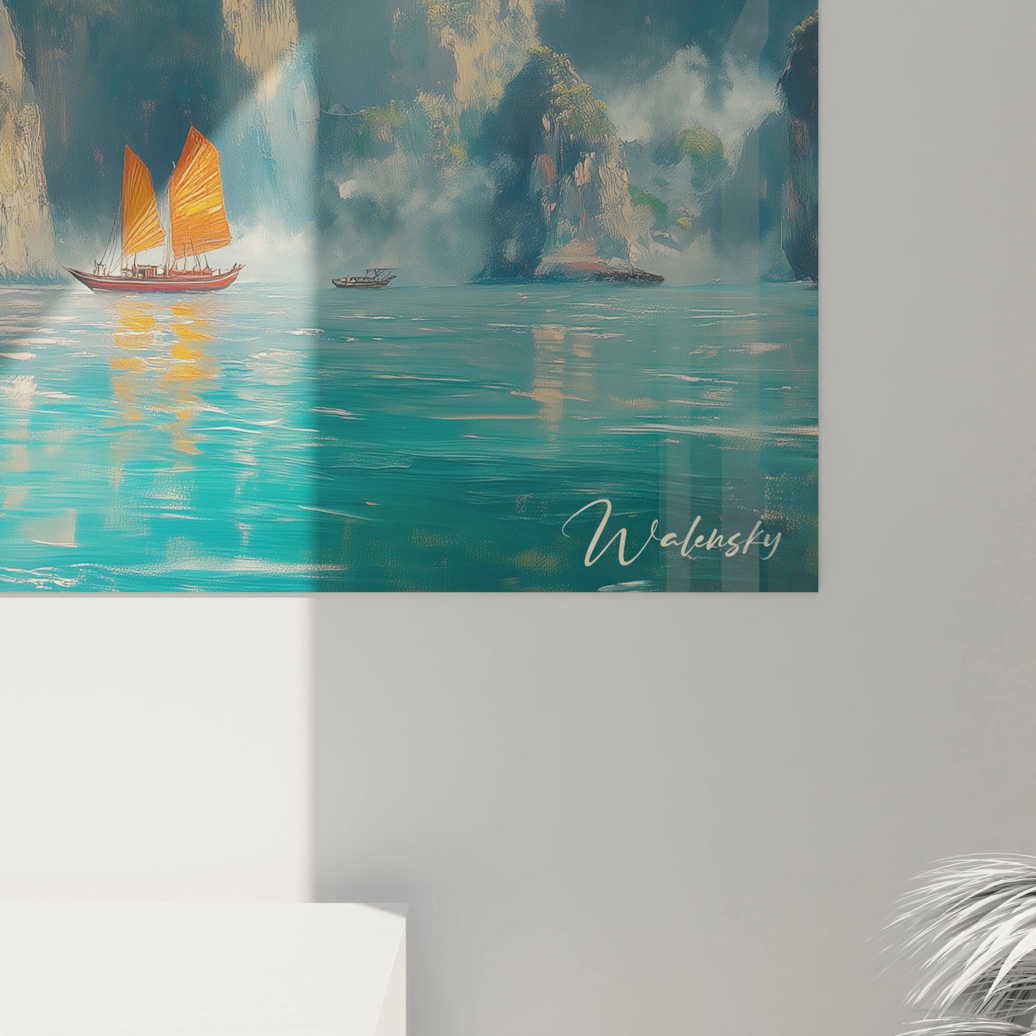 Un tableau paysage oriental présentant une navigation de jonques aux voiles safran entre d'immenses falaises verticales bleu-gris, avec des effets de brume légère autour des sommets rocheux et des reflets miroitants sur l'eau calme aux tons turquoise profond.
