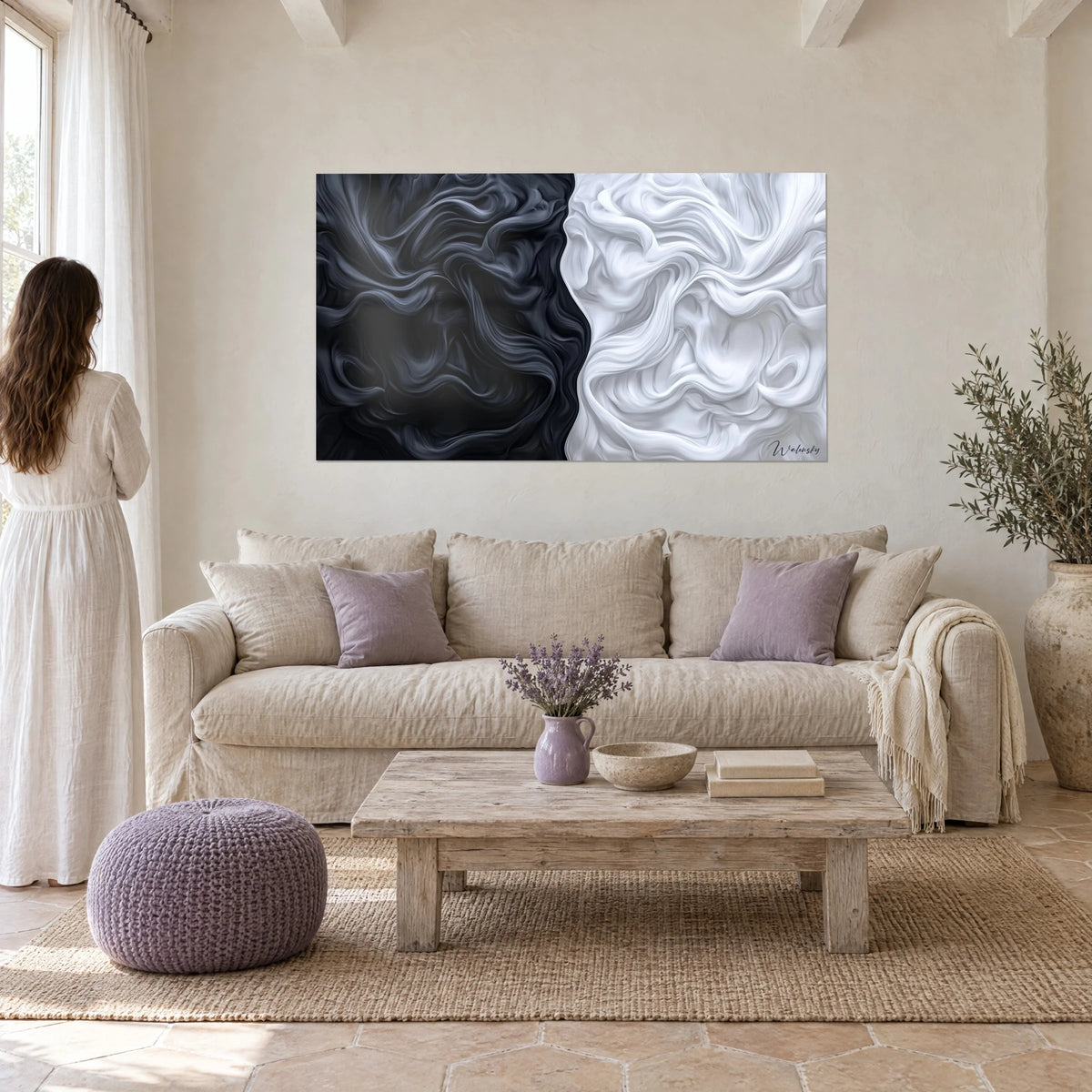 Quadro di seta drappeggiata nera come inchiostro su avorio madreperlaceo, due metà ondulate sopra un divano in un soggiorno luminoso
